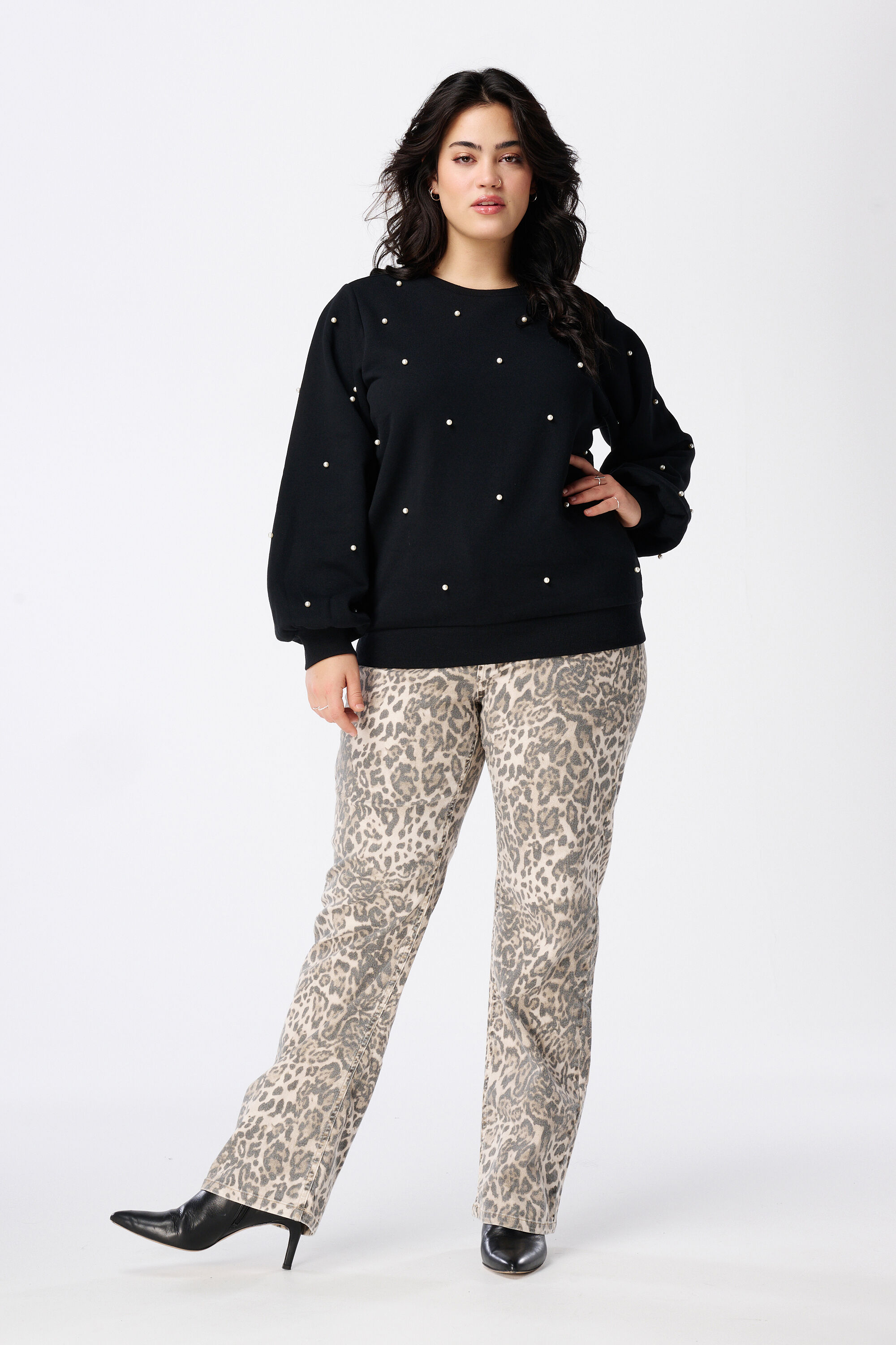 Su&eacute;ter con perlas image number 5