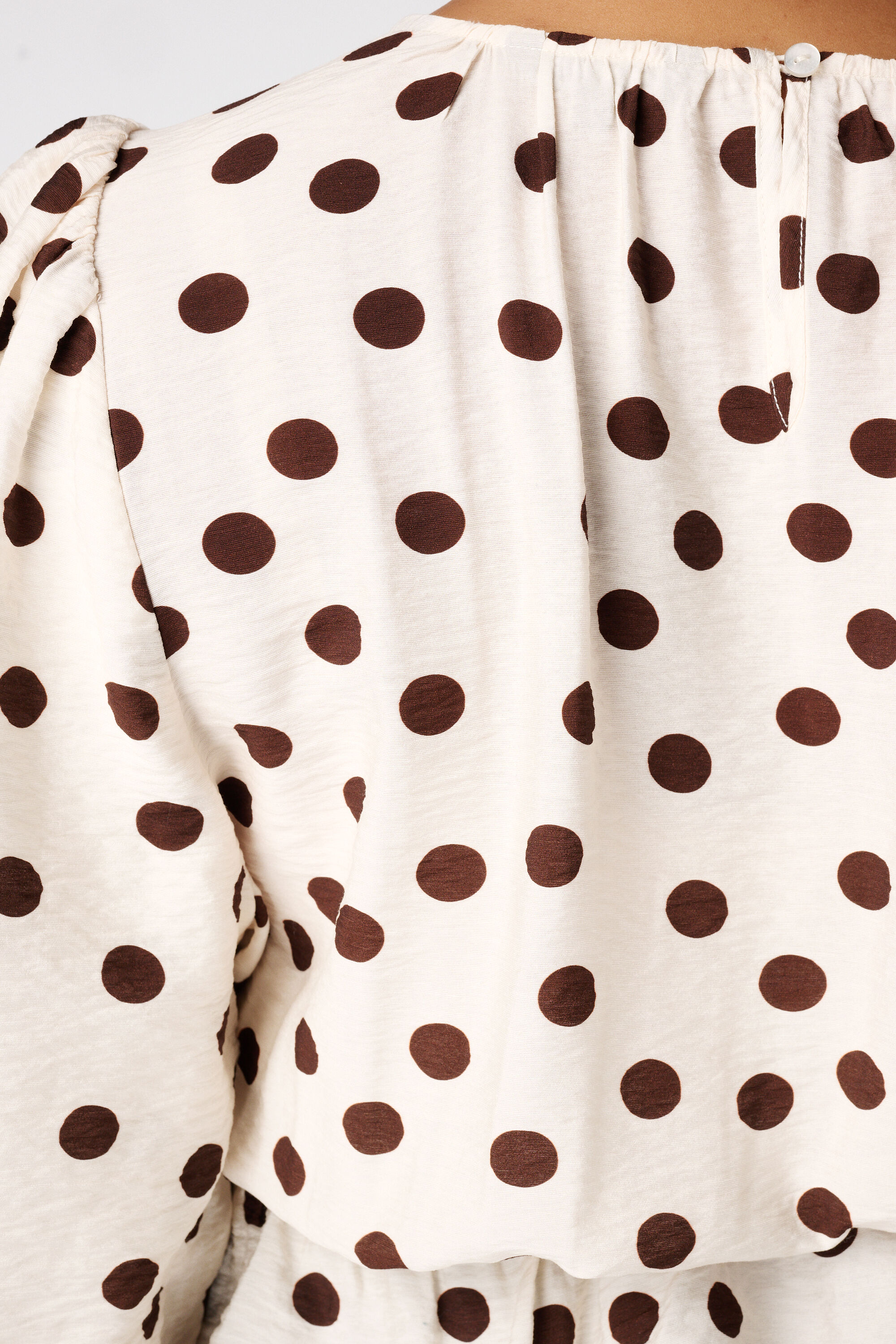 Blusa entallada con estampado de lunares image number 6