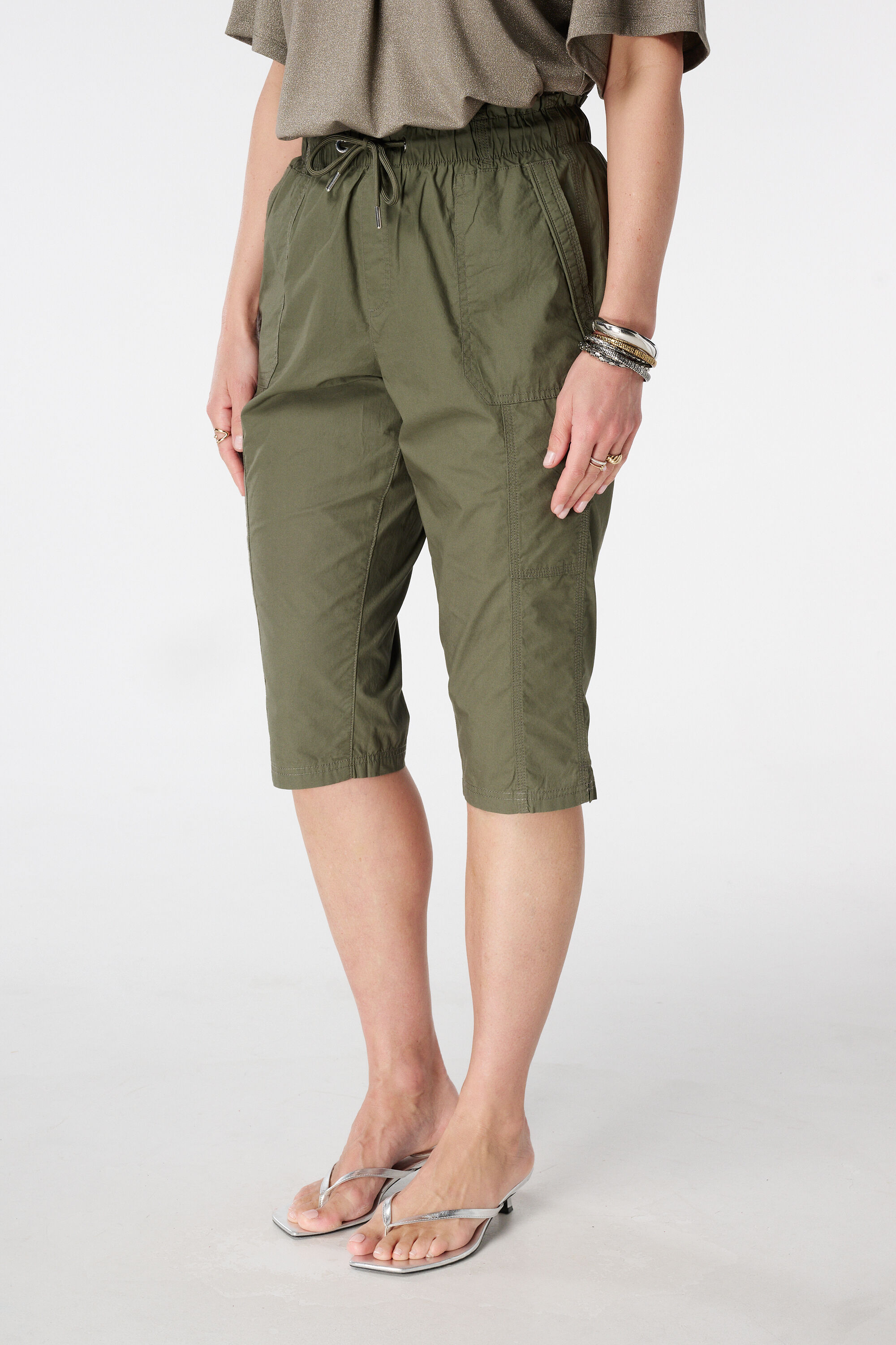 Pantal&oacute;n capri con cintura el&aacute;stica image number 5