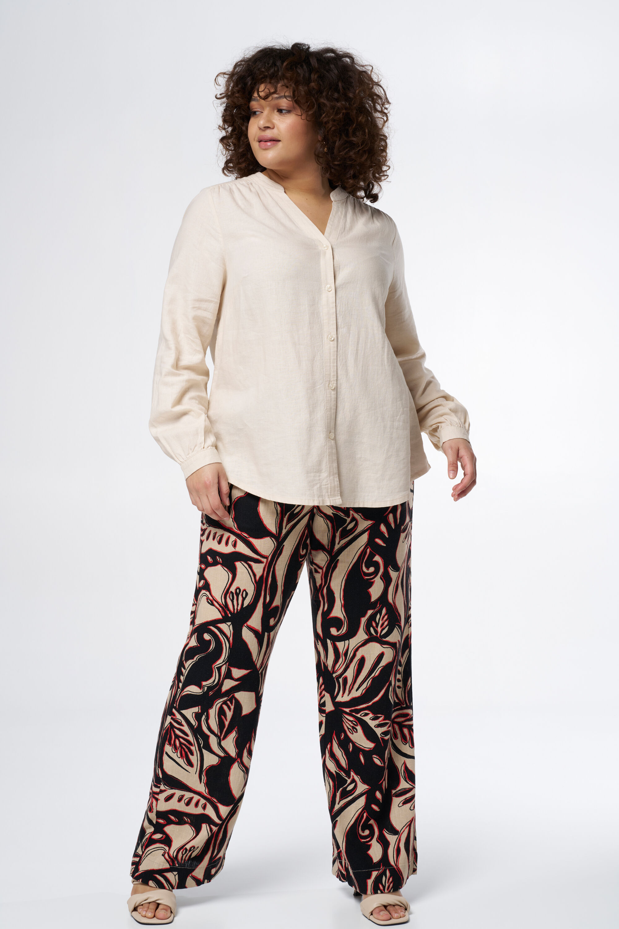 Blusa con un escote en V image number 5