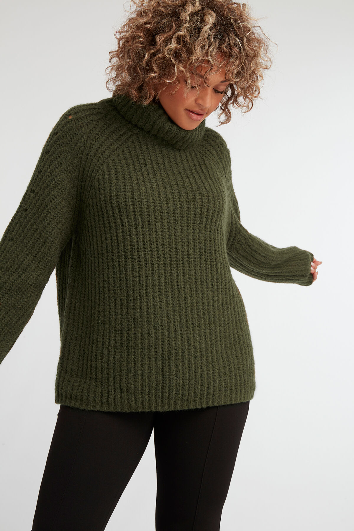 Su&eacute;ter de punto grueso con cuello alto  image number 3