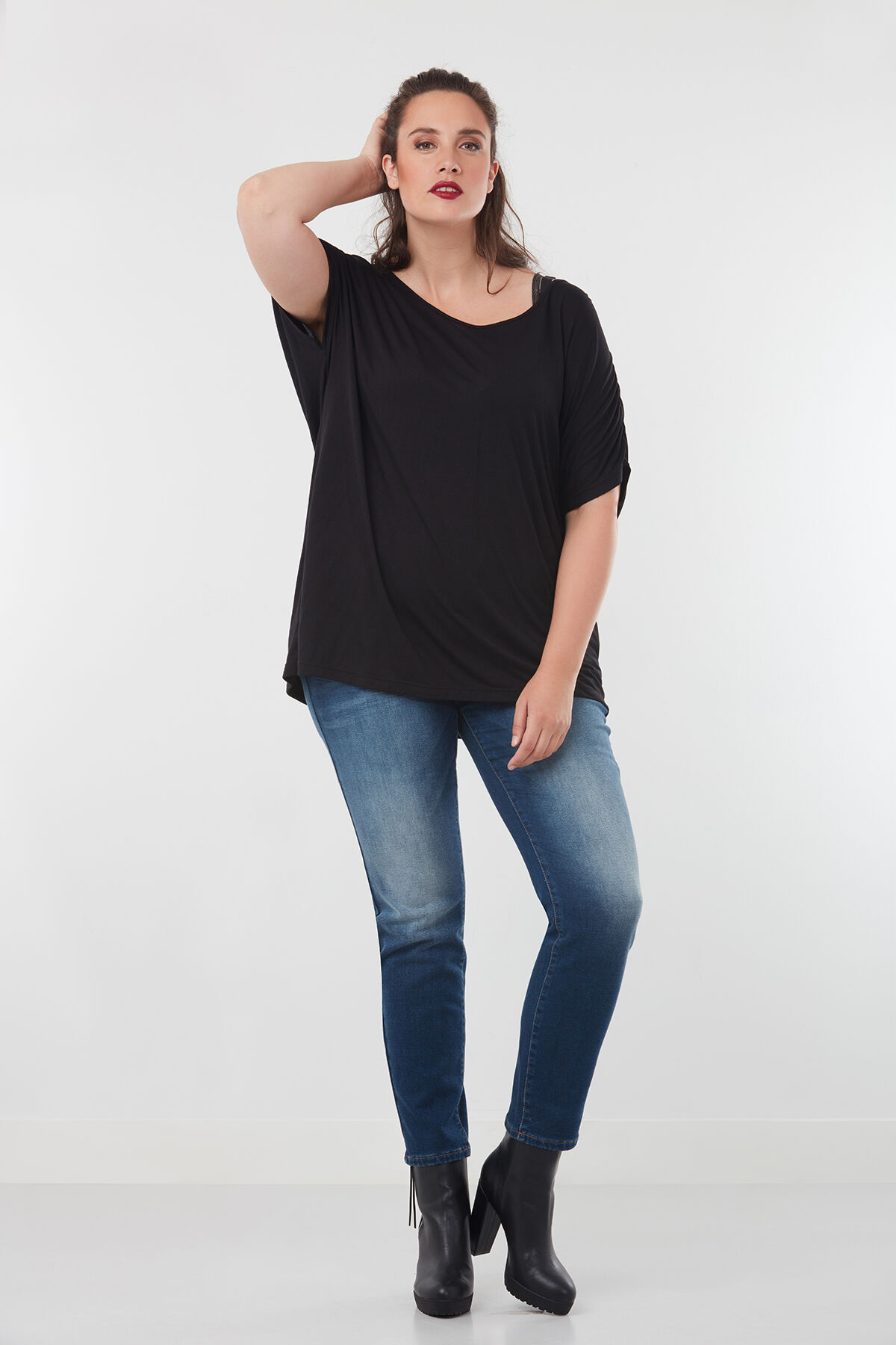 Top con detalle de encaje image number 4