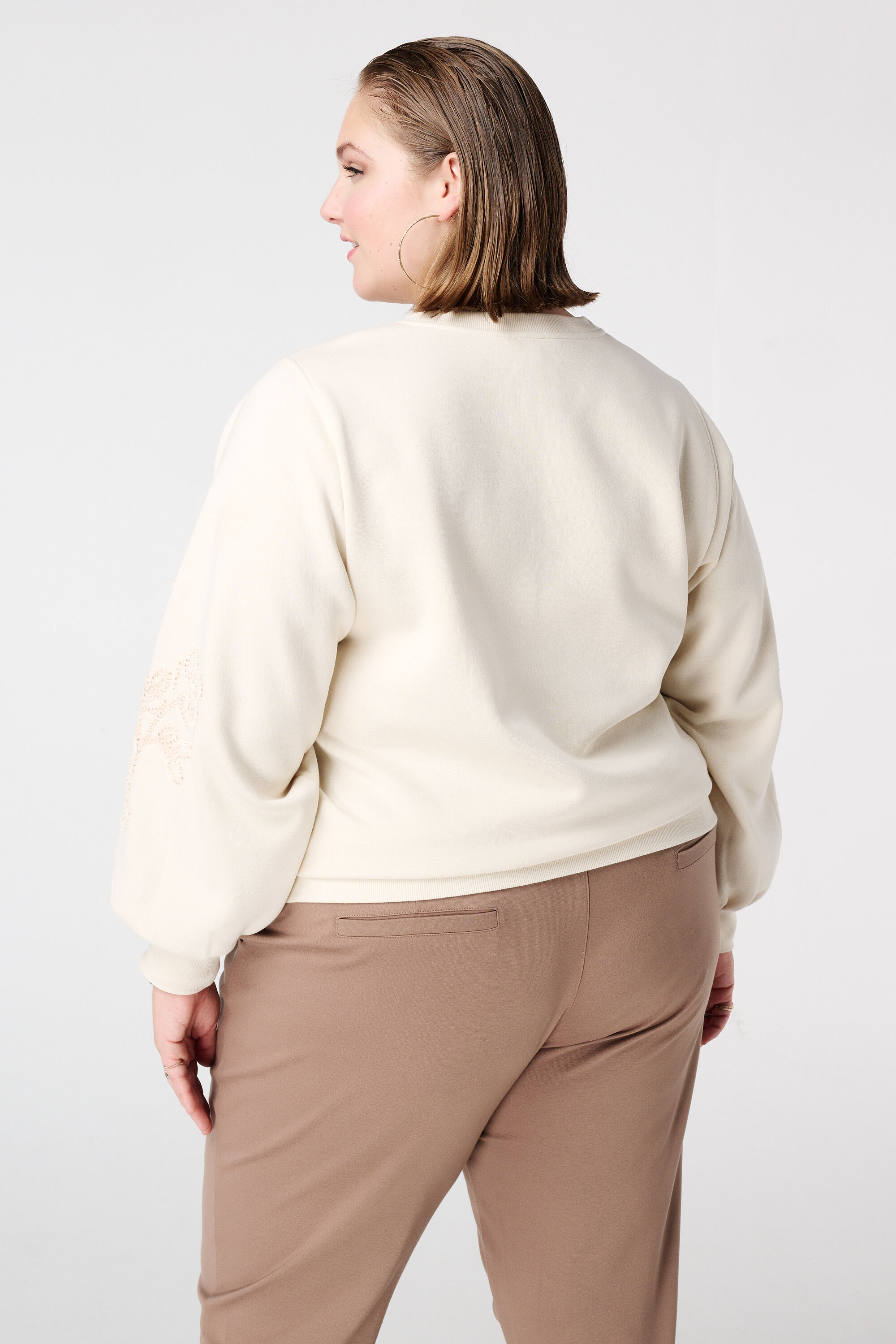 Jersey con bordados suaves en las mangas image number 3