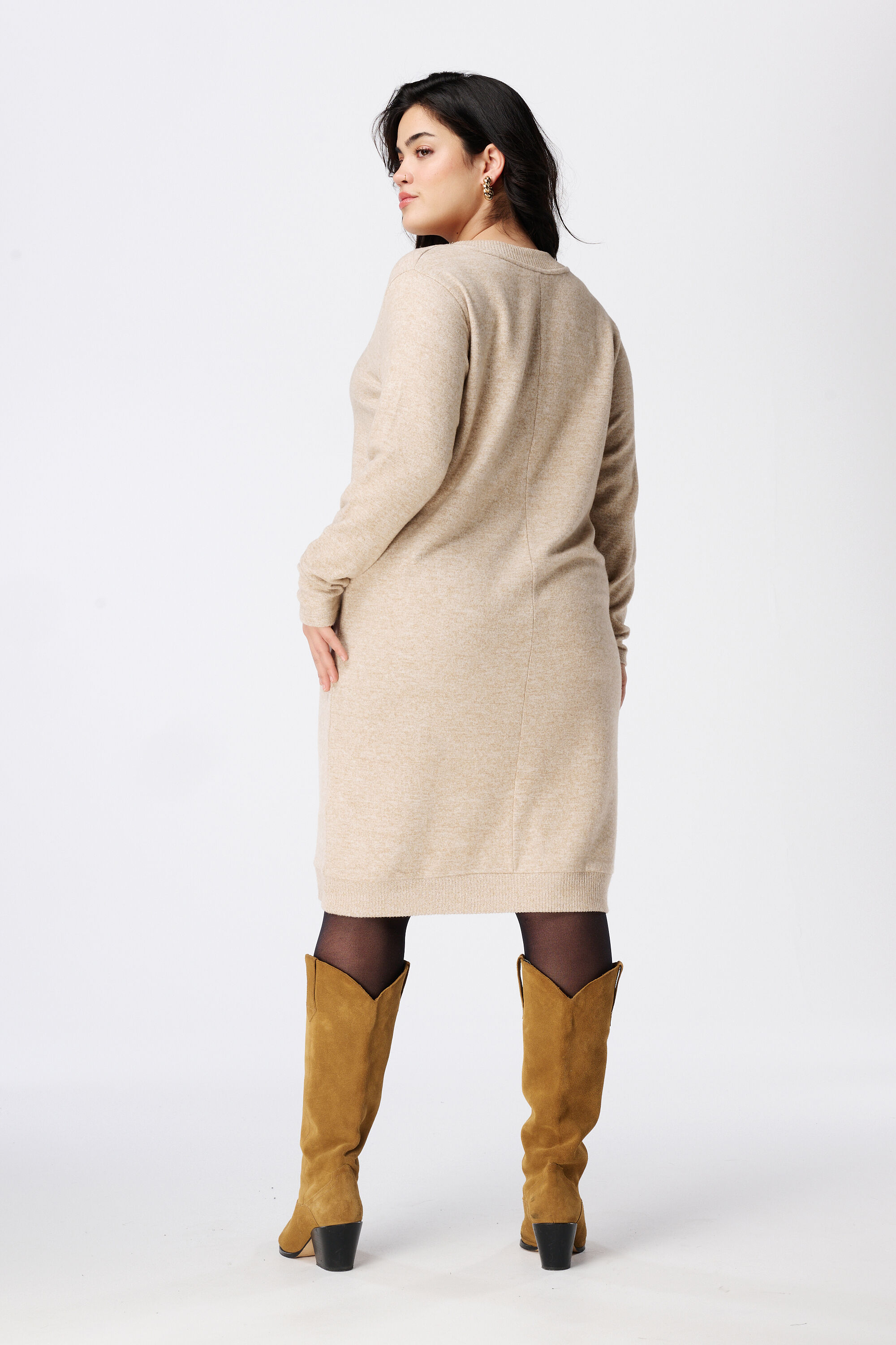 Vestido suave con escote en V  image number 3