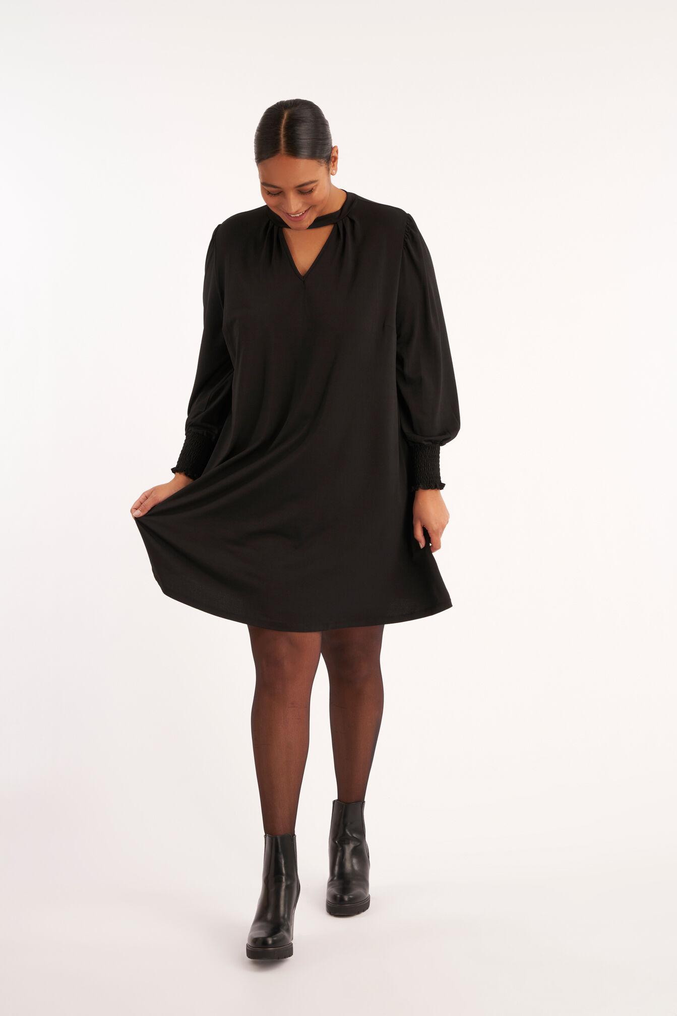 Vestido corto con corte en A image number 5