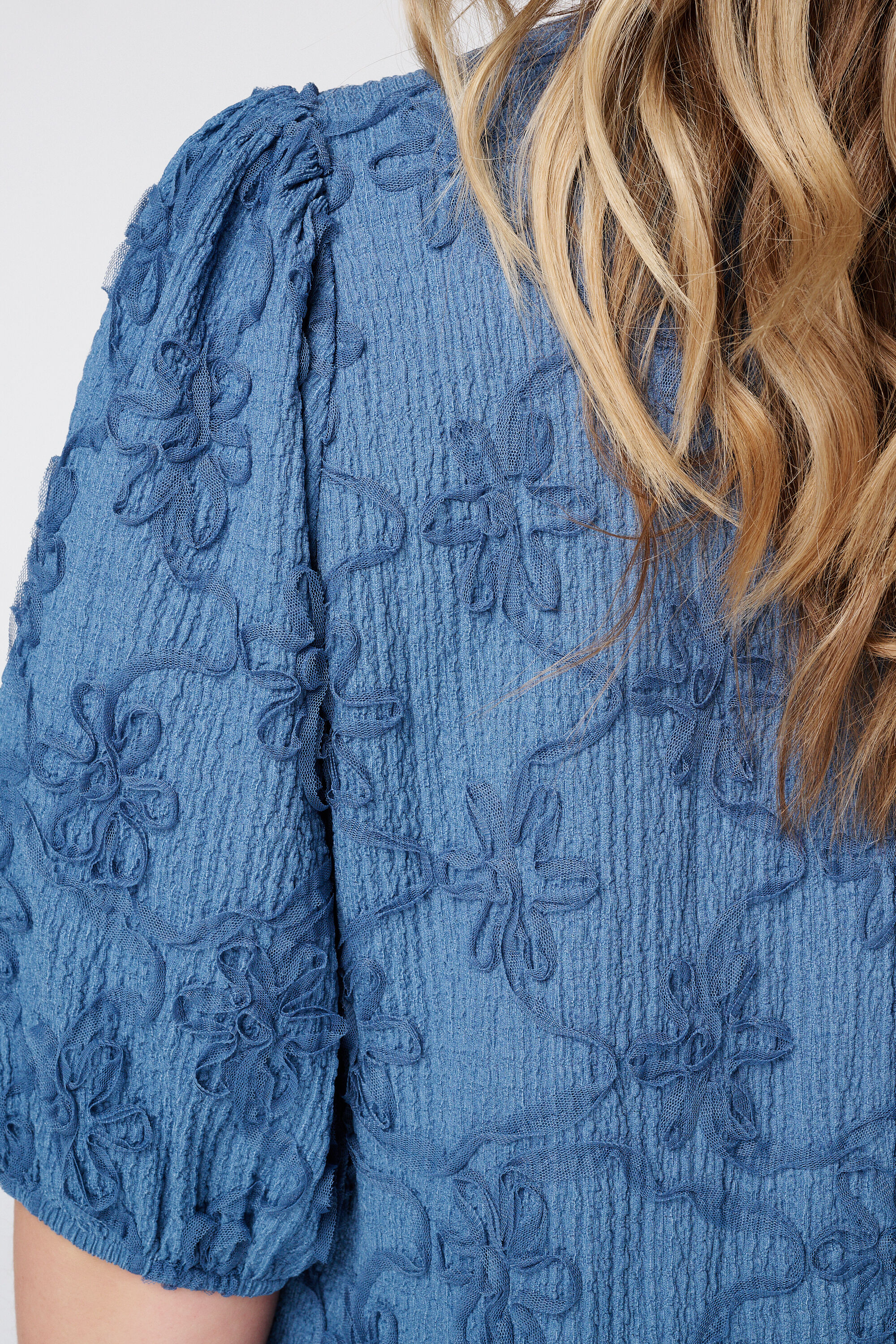 Top con textura floral image number 6