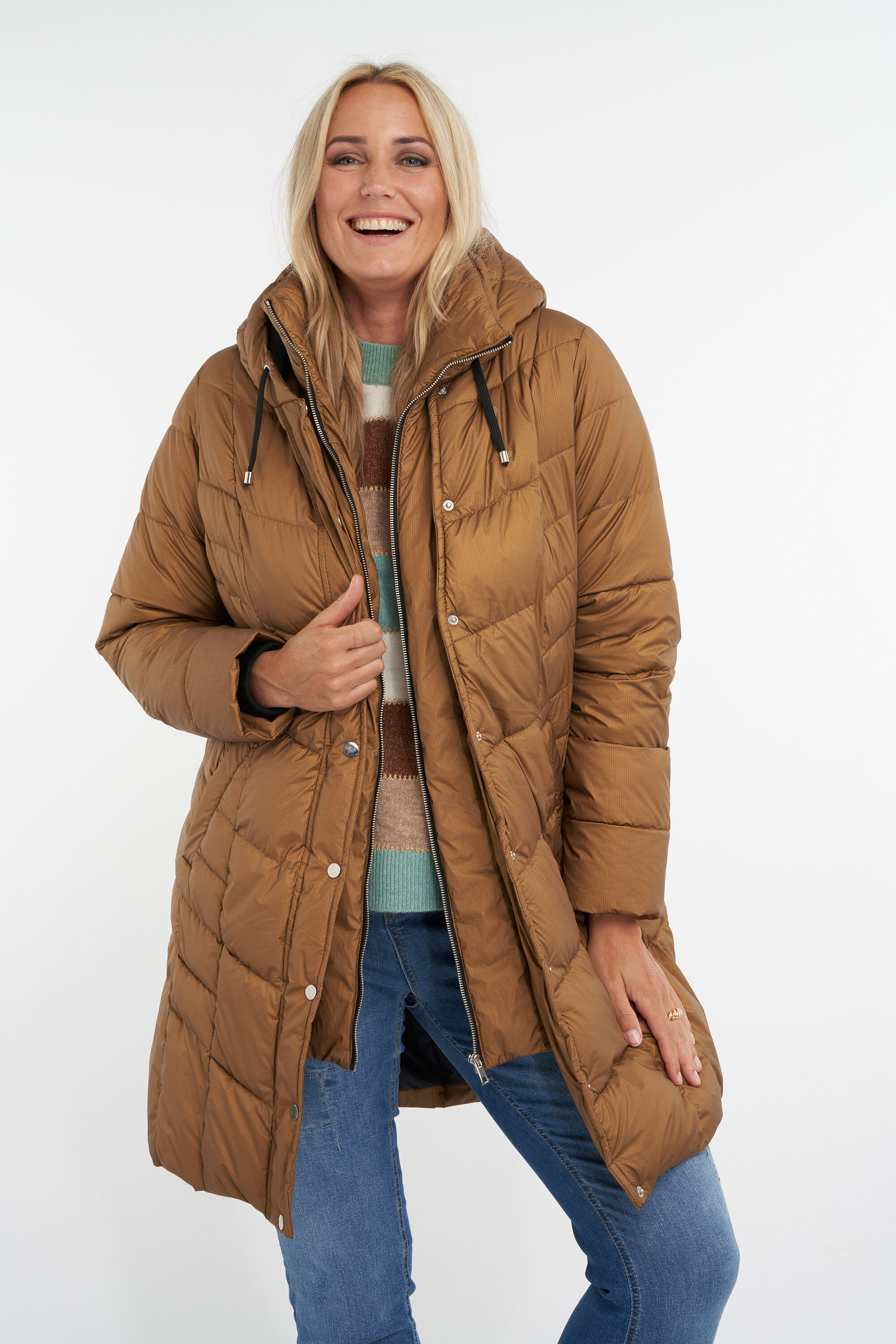 Abrigo acolchado con capucha image number 7