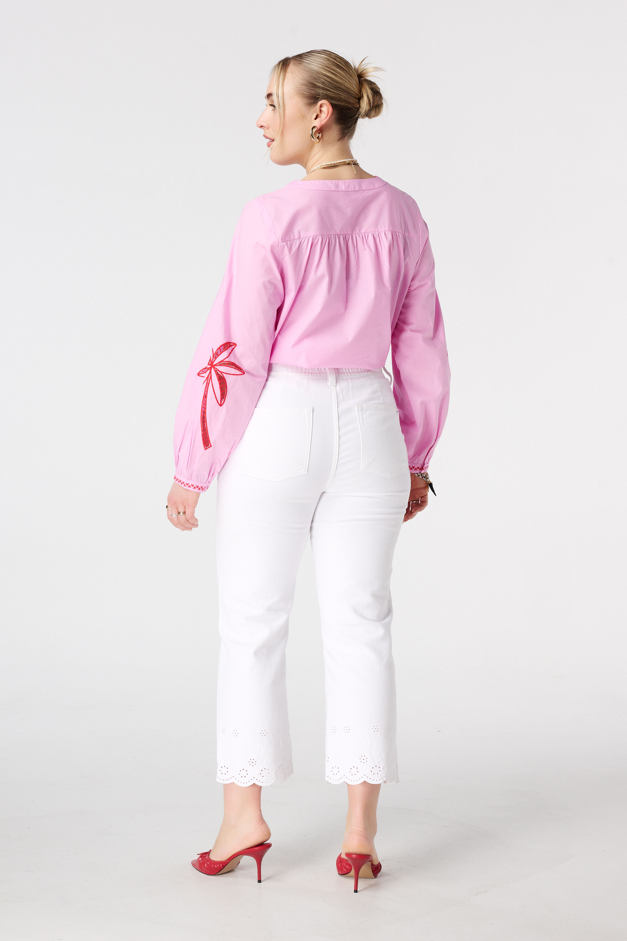 Jeans straight leg con bajos bordados image number 3