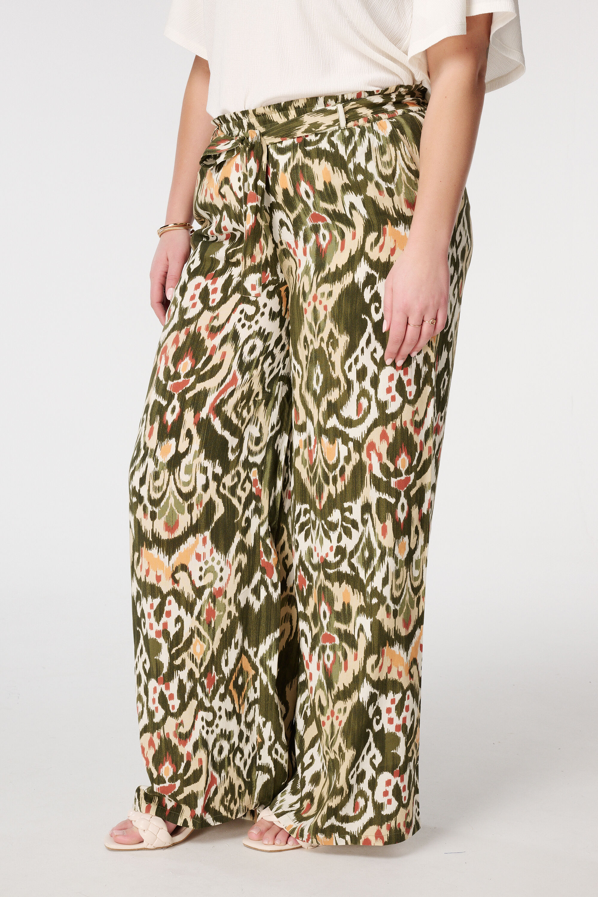 Pantalones con una cintura el&aacute;stica image number 5