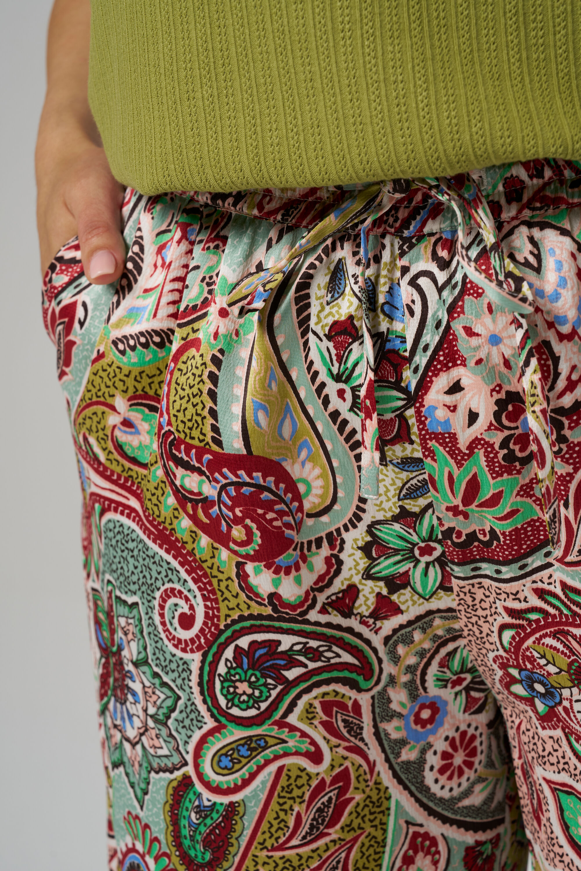 Pantalones holgados con estampado image number 4