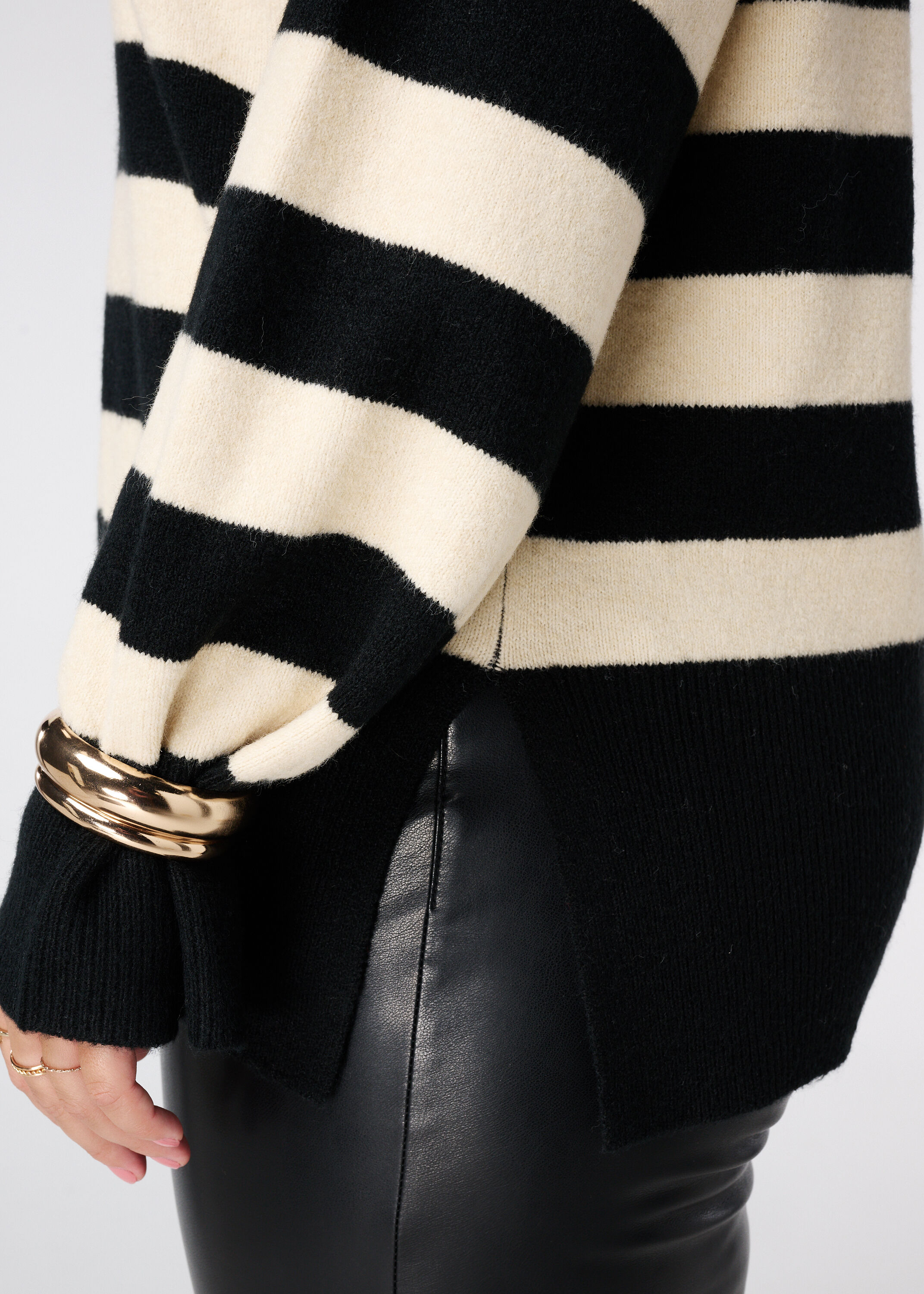 Jersey de punto con rayas y abertura image number 6