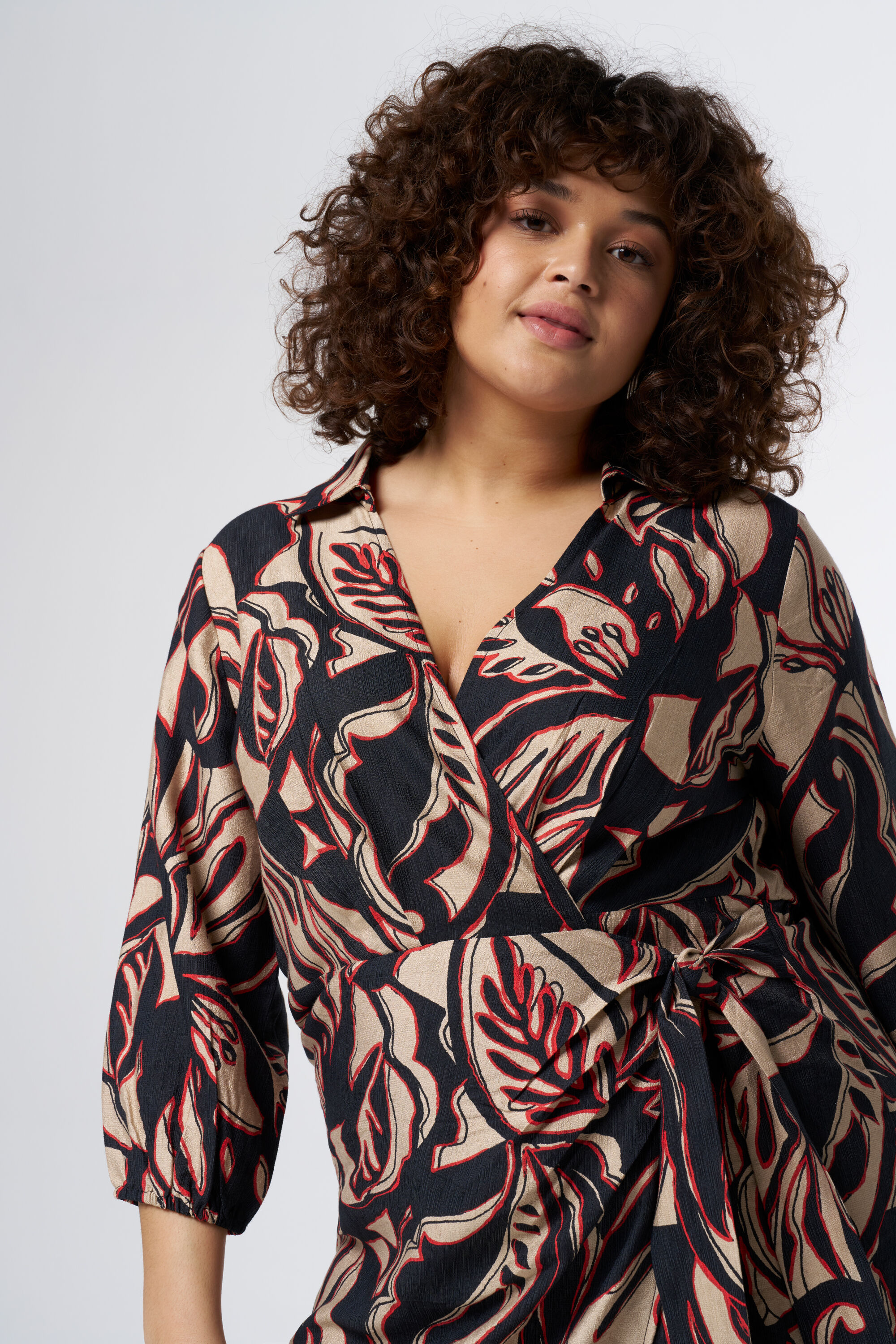 Vestido estampado con cuello image number 5