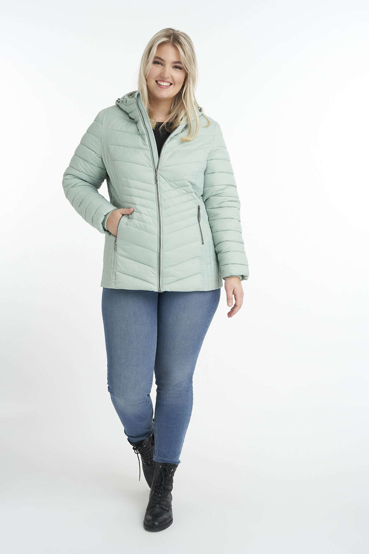 Chaqueta acolchada con capucha  image number 5