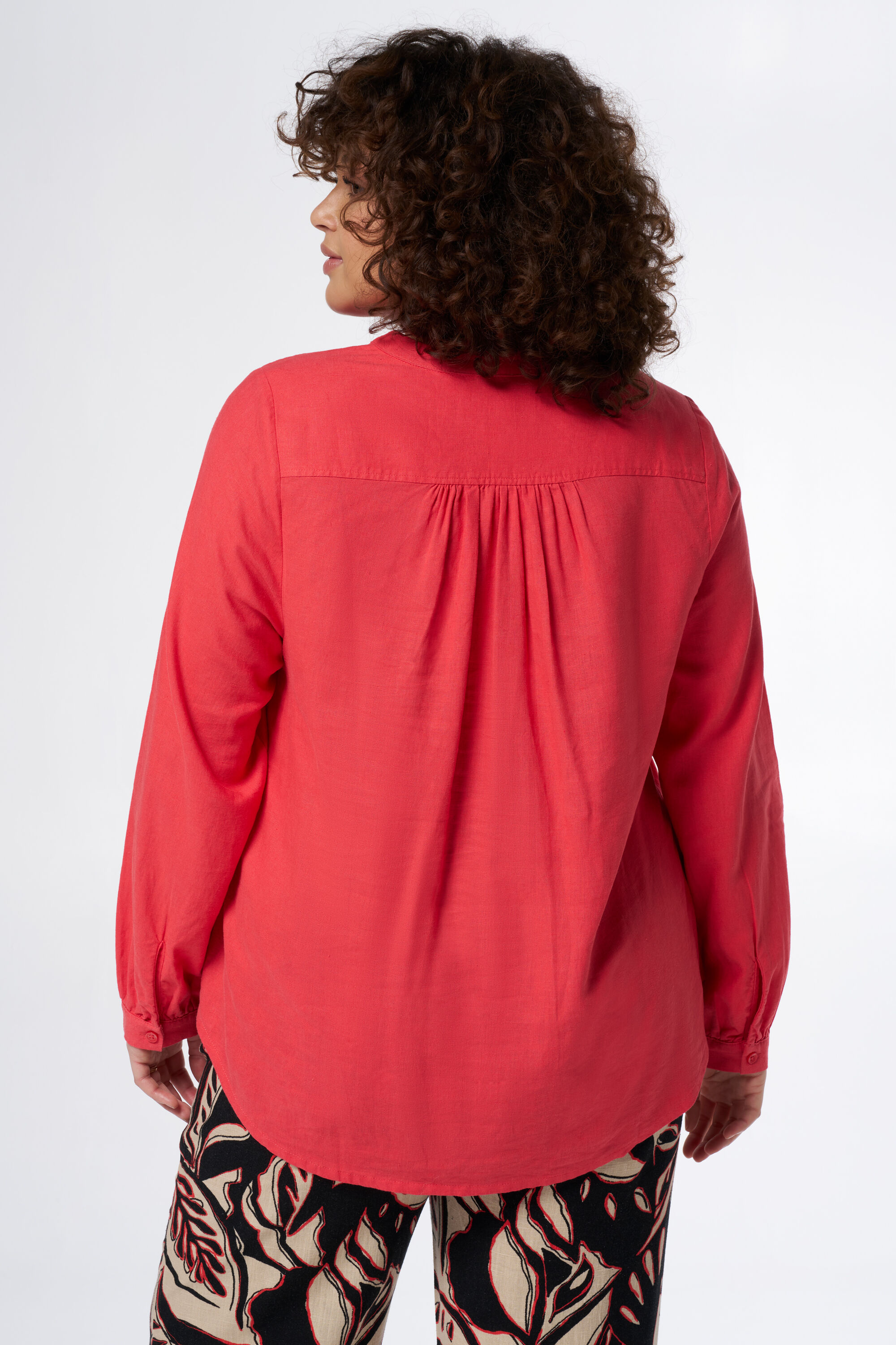 Blusa con un escote en V image number 3