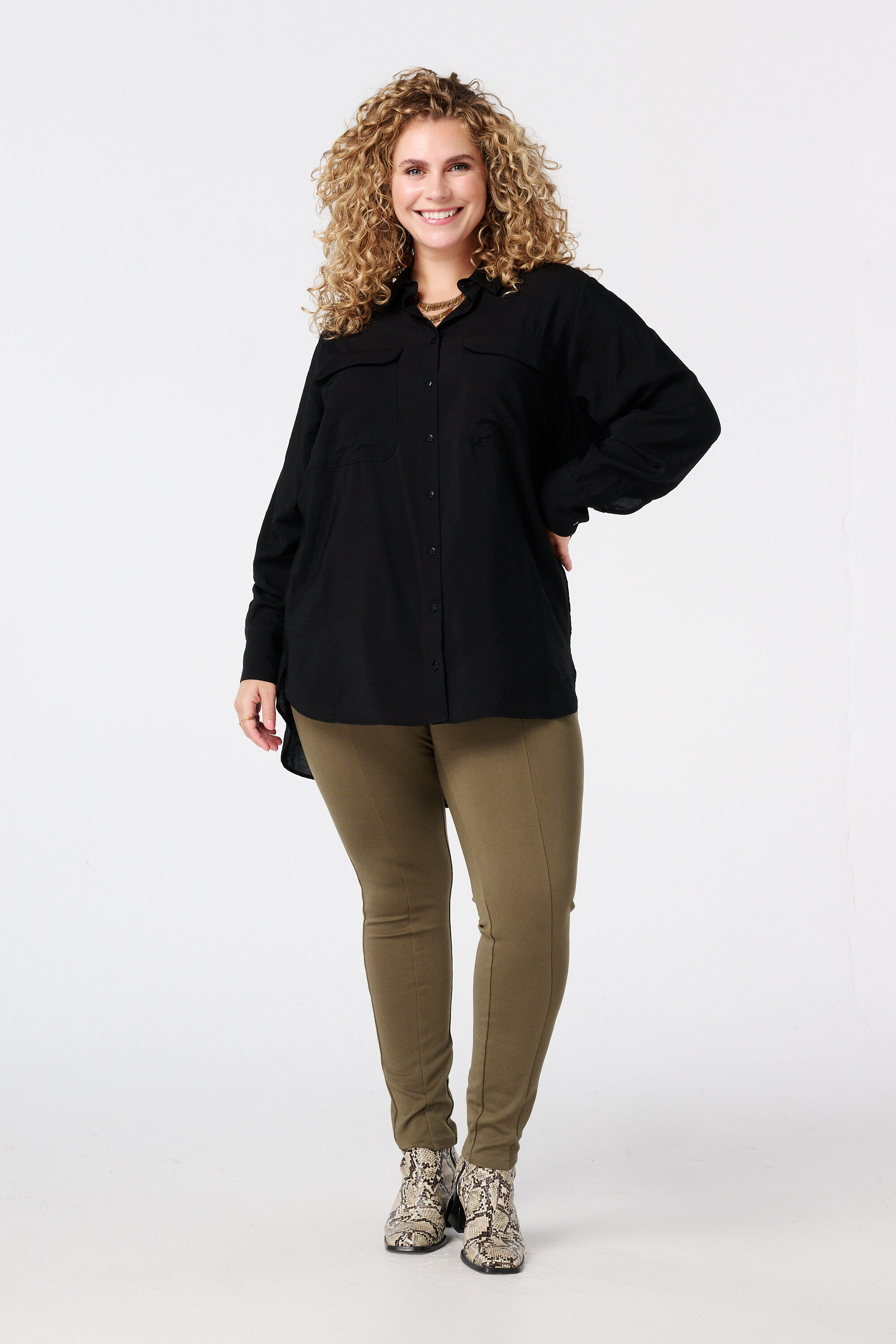 Blusa de largo medio con bolsillos decorativos image number 5