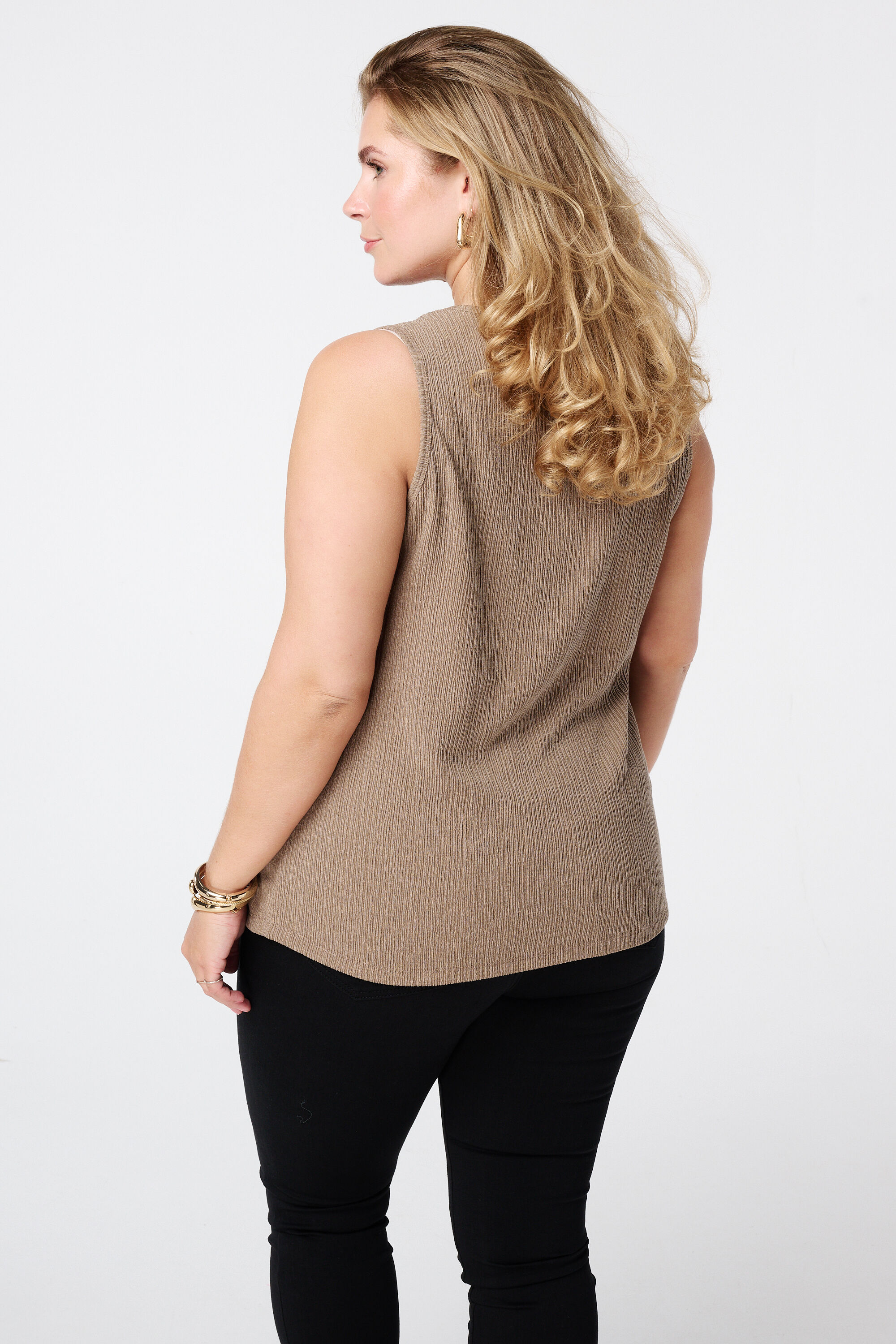 Top sin mangas con cuello redondo  image number 3