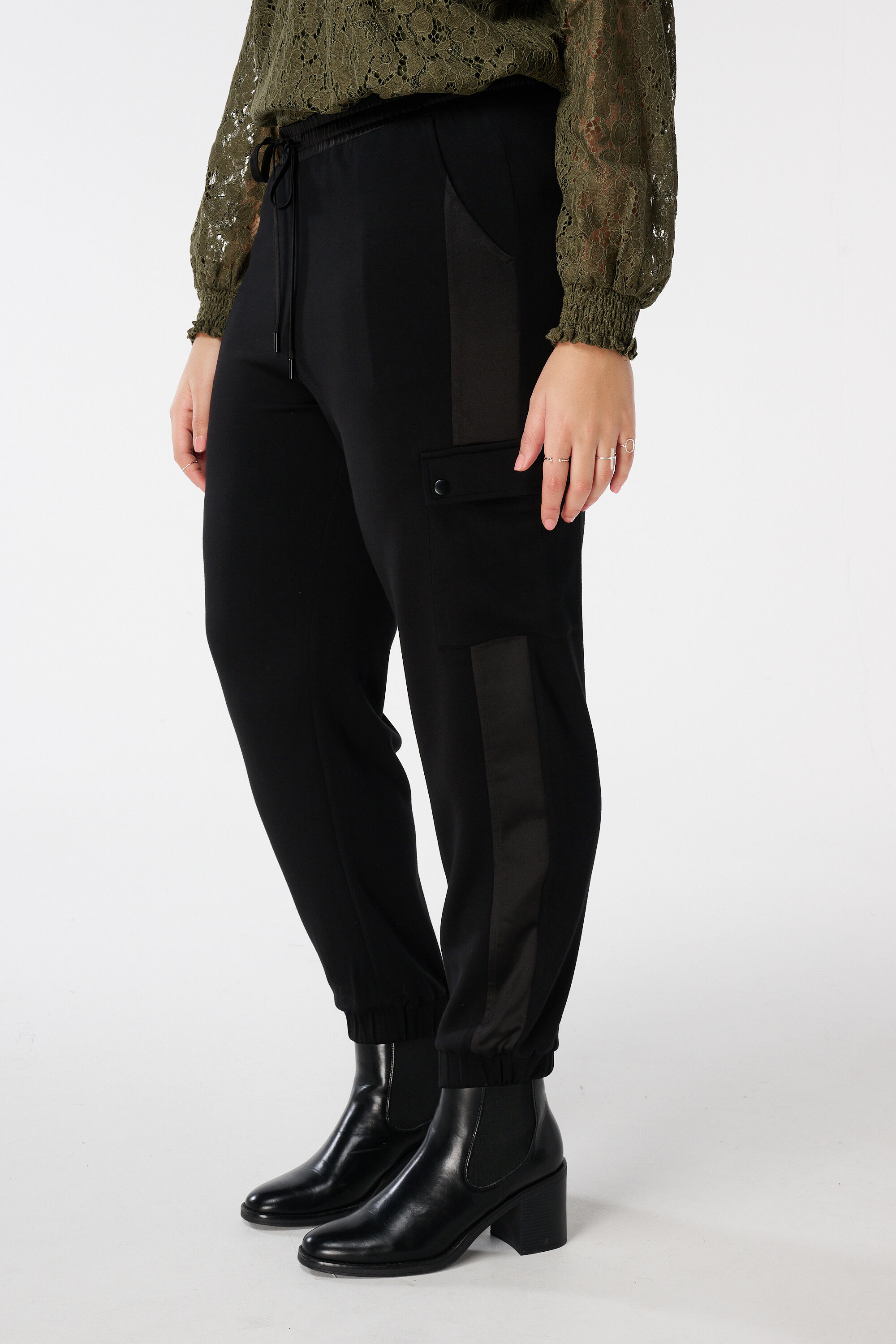 Pantalones de ch&aacute;ndal con bolsillos image number 5