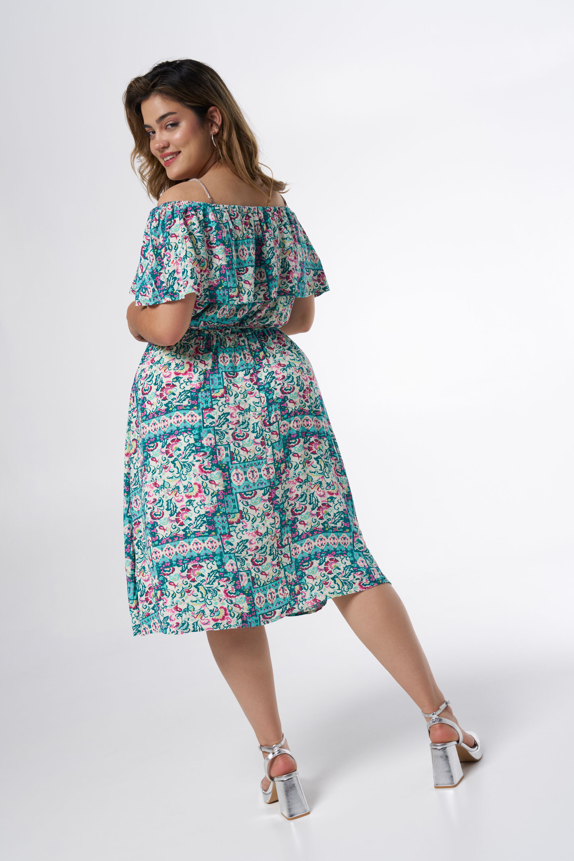 Vestido con los hombros descubiertos y lazo como detalle image number 3