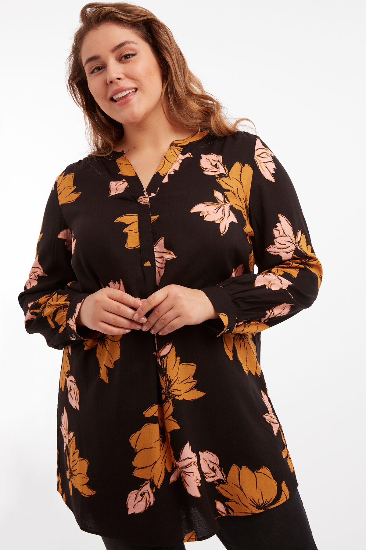 Blusa tipo t&uacute;nica con estampado floral image number 4