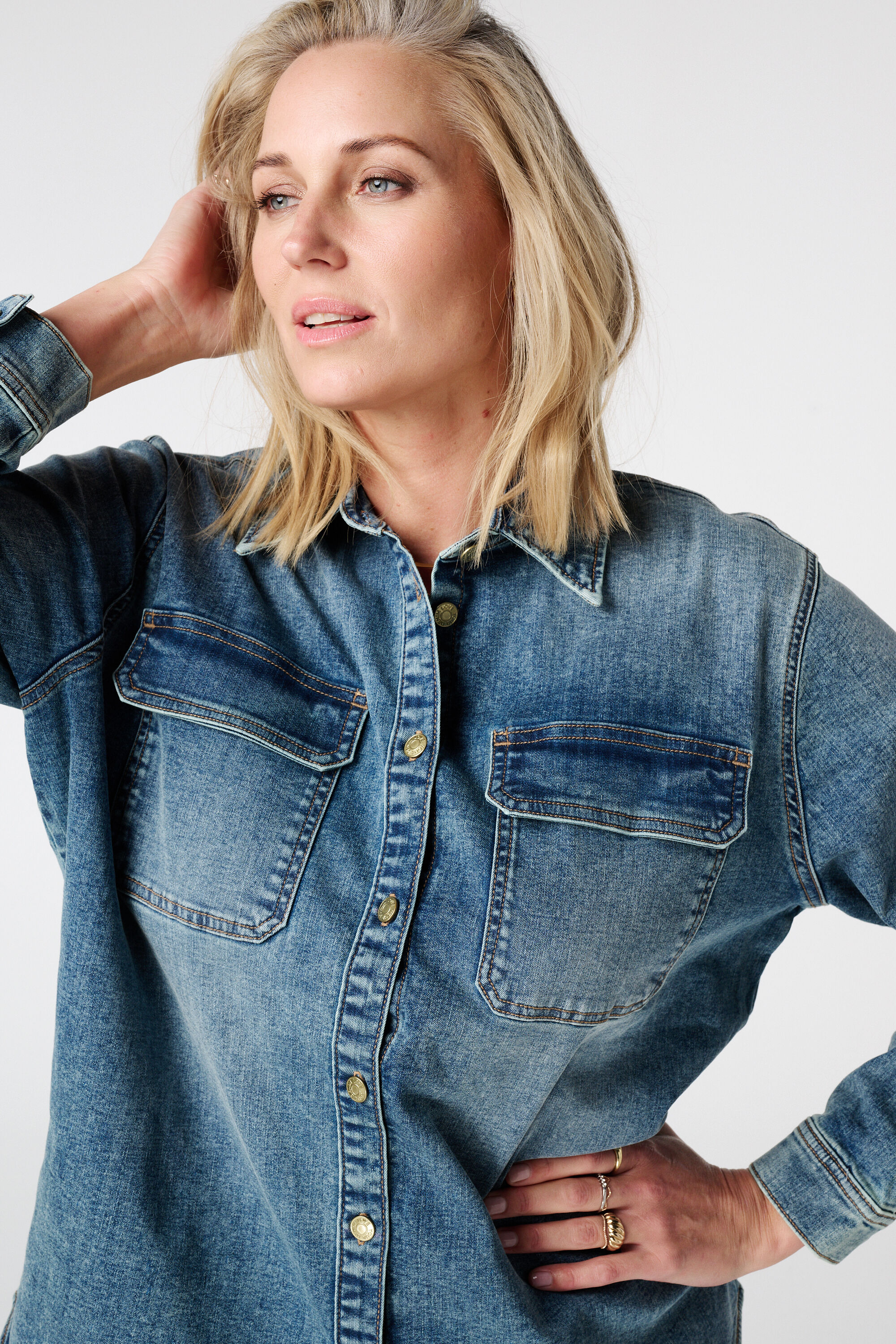 Camisa denim con cierre con botones image number 4