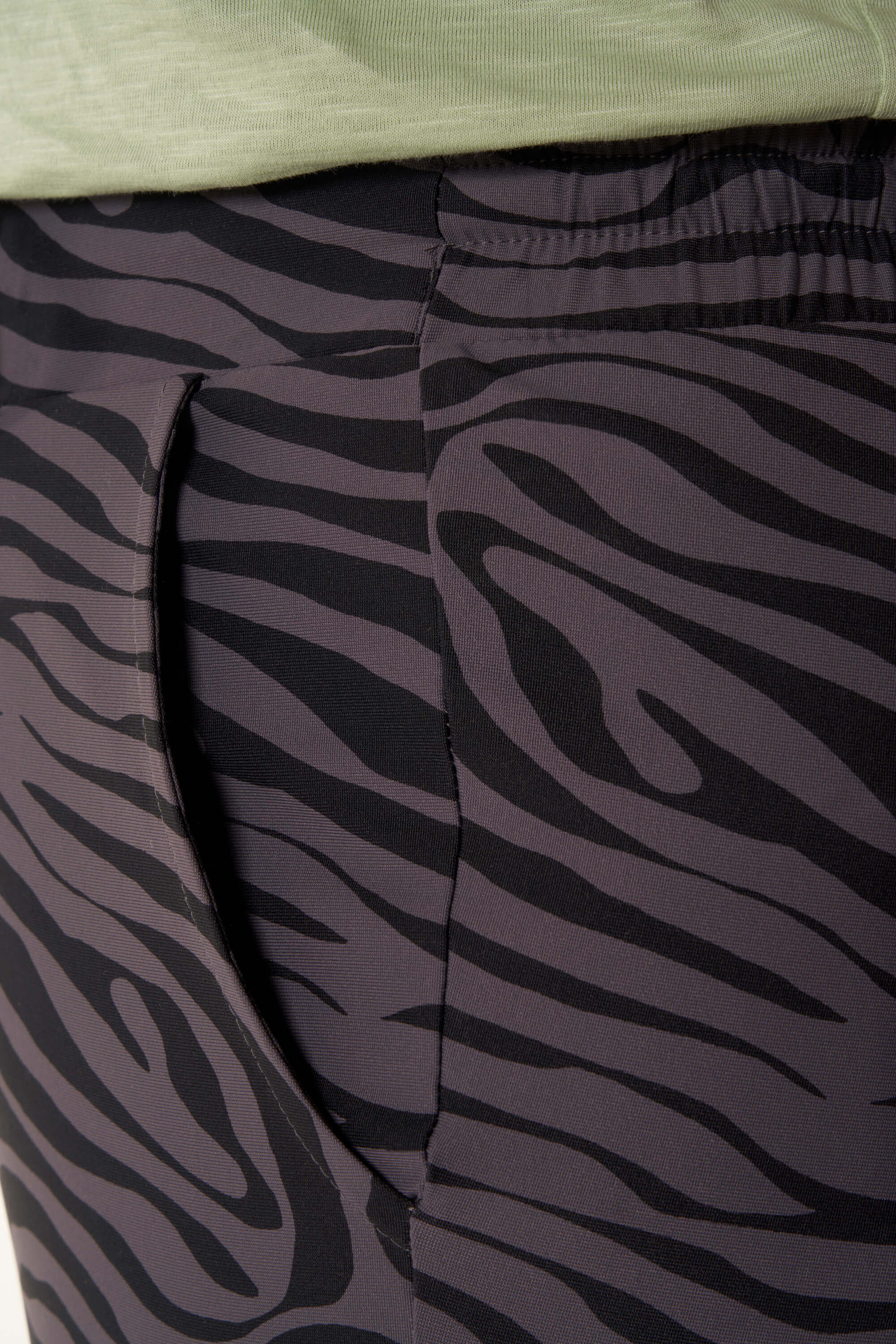 Pantal&oacute;n a prueba de viajes image number 4