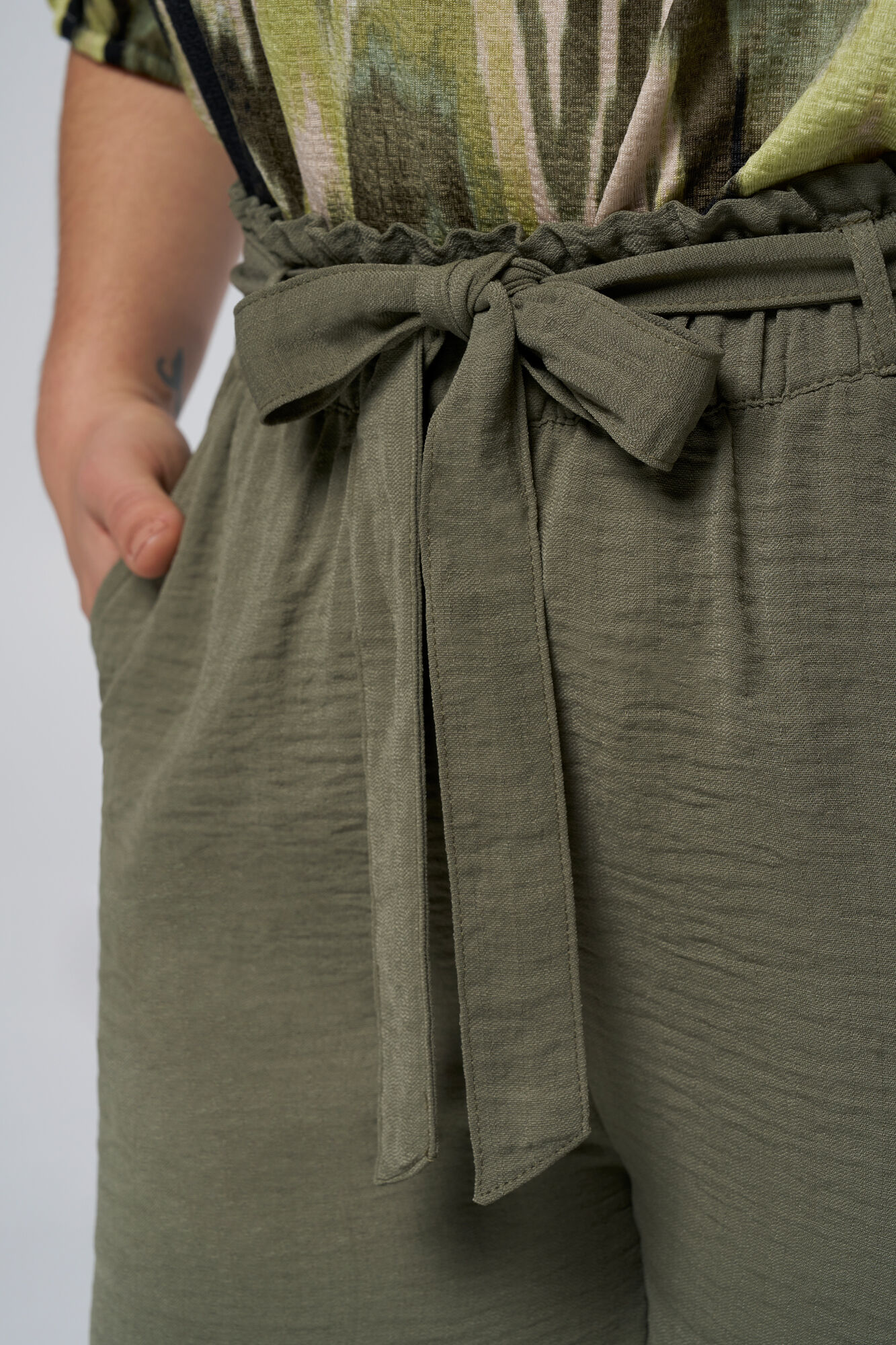 Pantal&oacute;n ancho con cintur&oacute;n image number 4