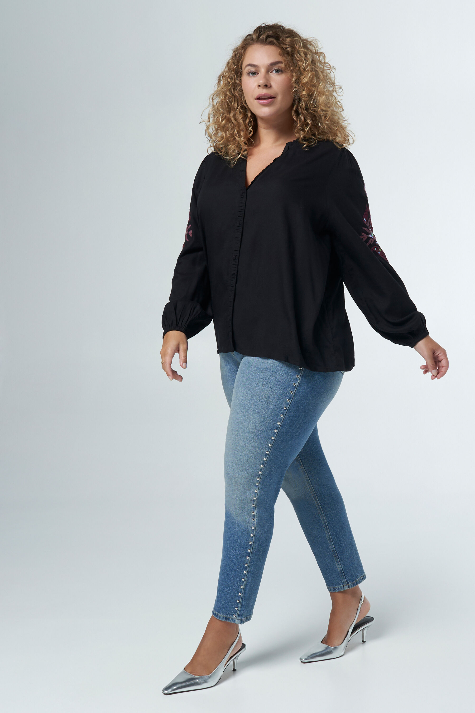 Blusa con bordado  image number 5