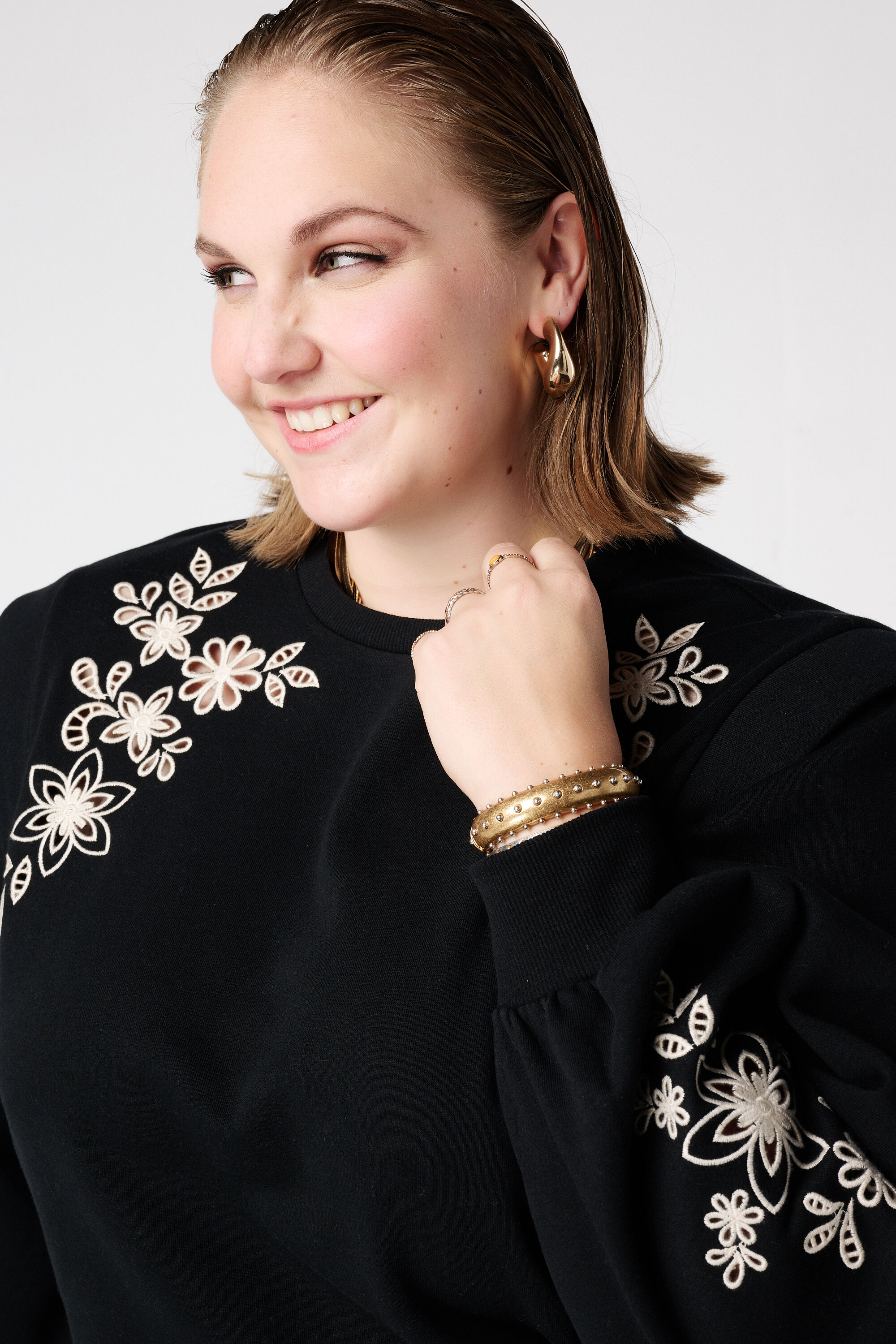 Sudadera con bordado calado image number 4