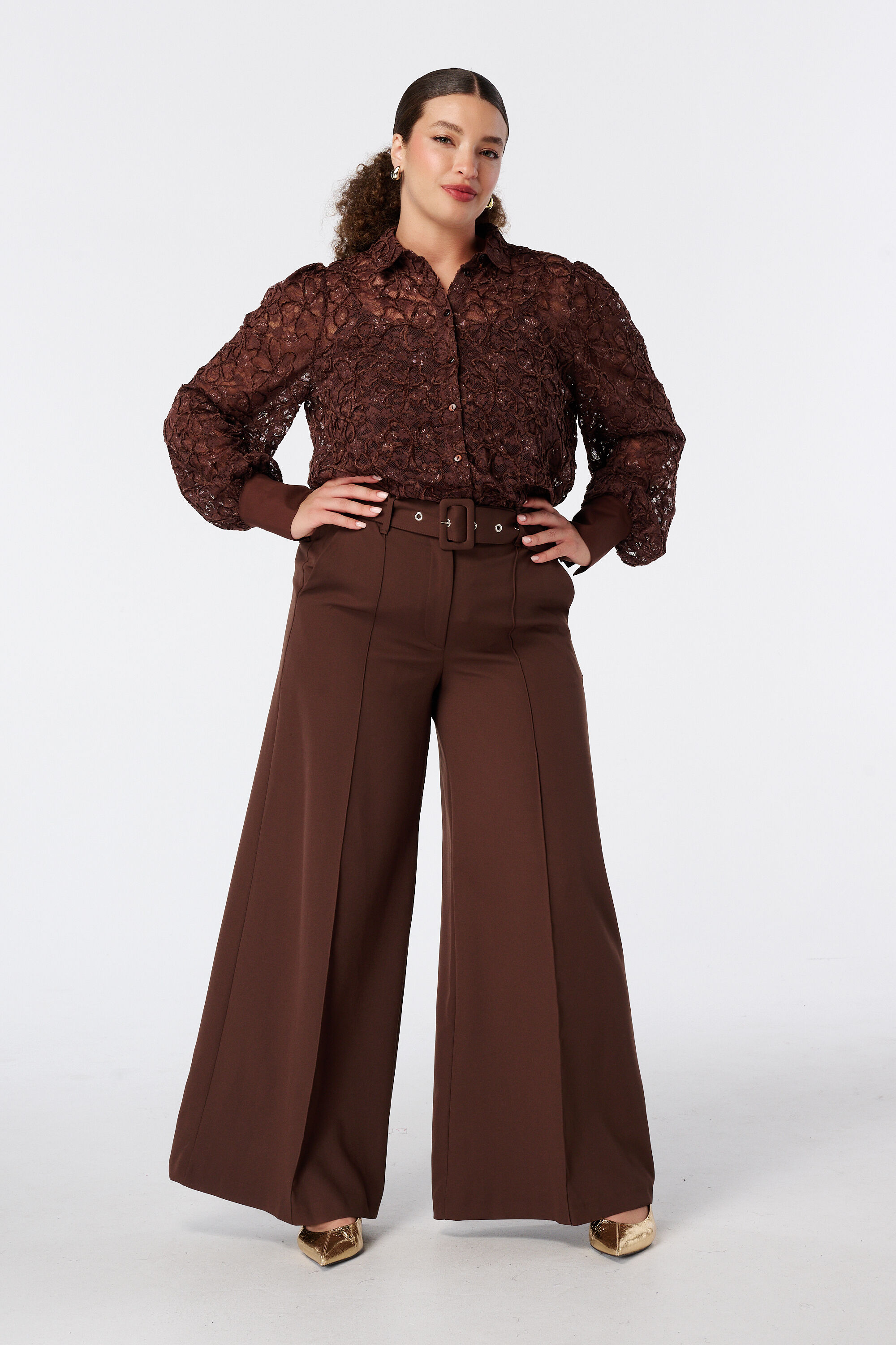 Pantalones anchos con cintur&oacute;n