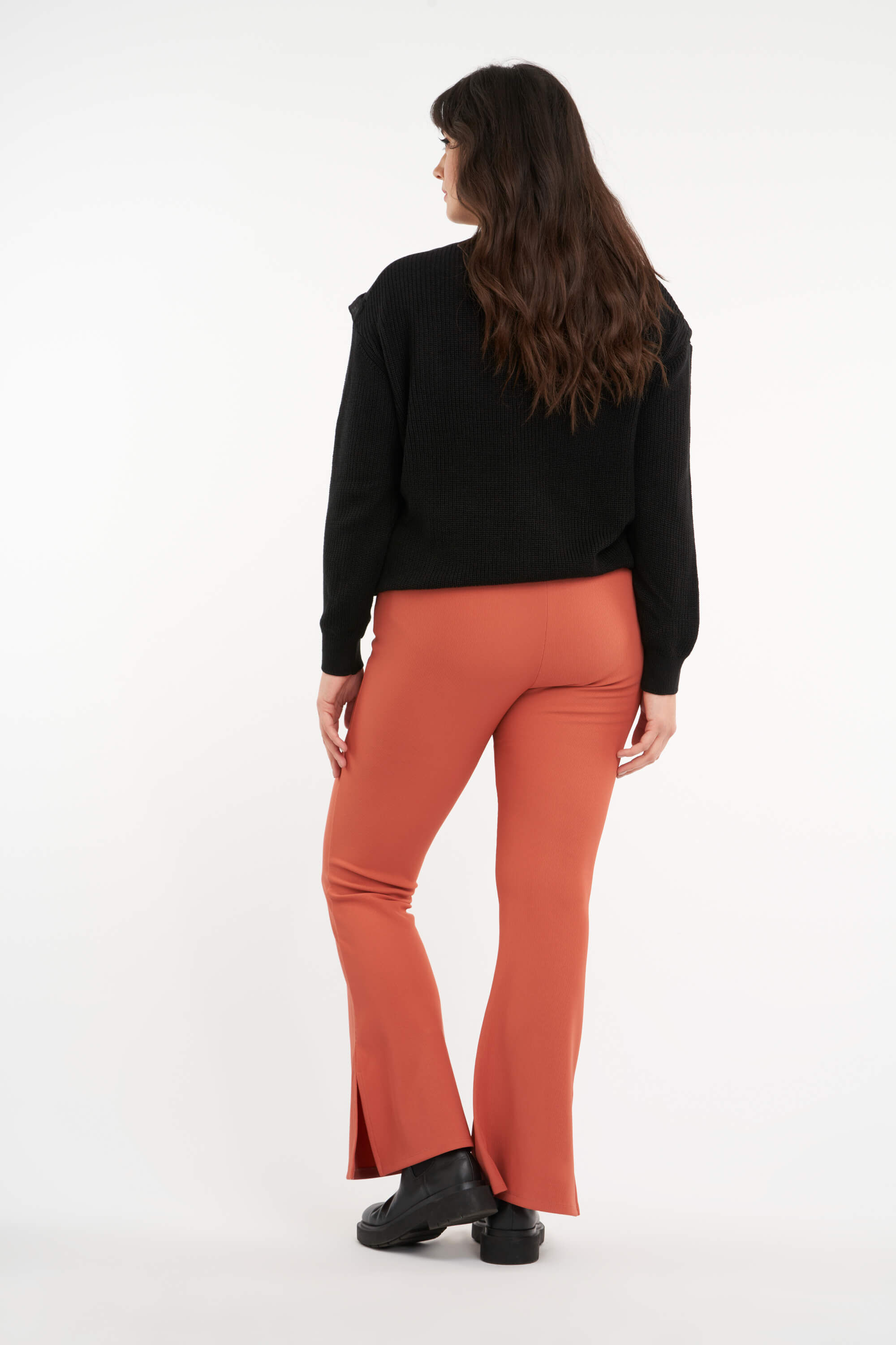 Leggings acampanados con aberturas image number 4