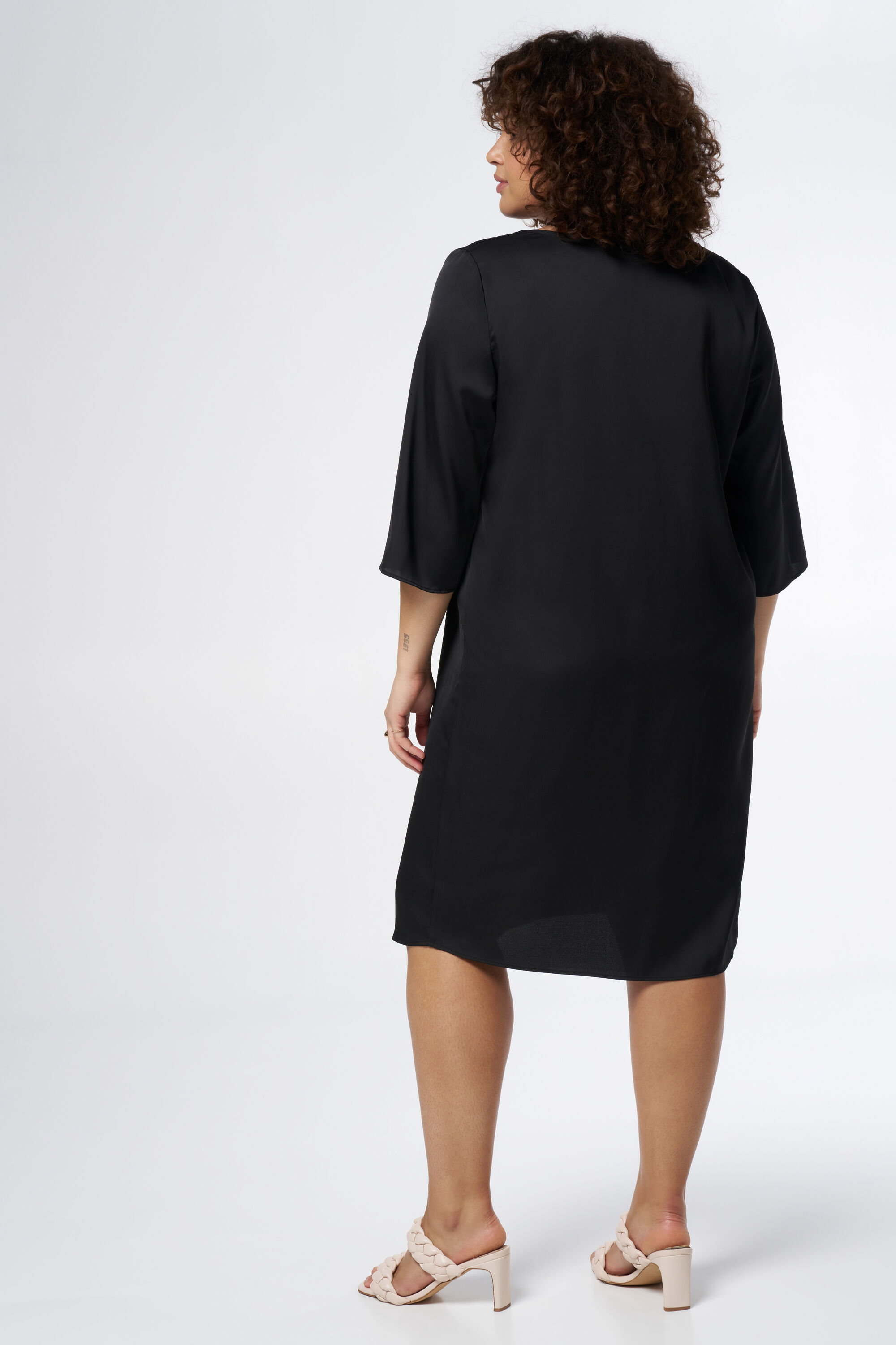 Vestido de sat&eacute;n de corte recto image number 3