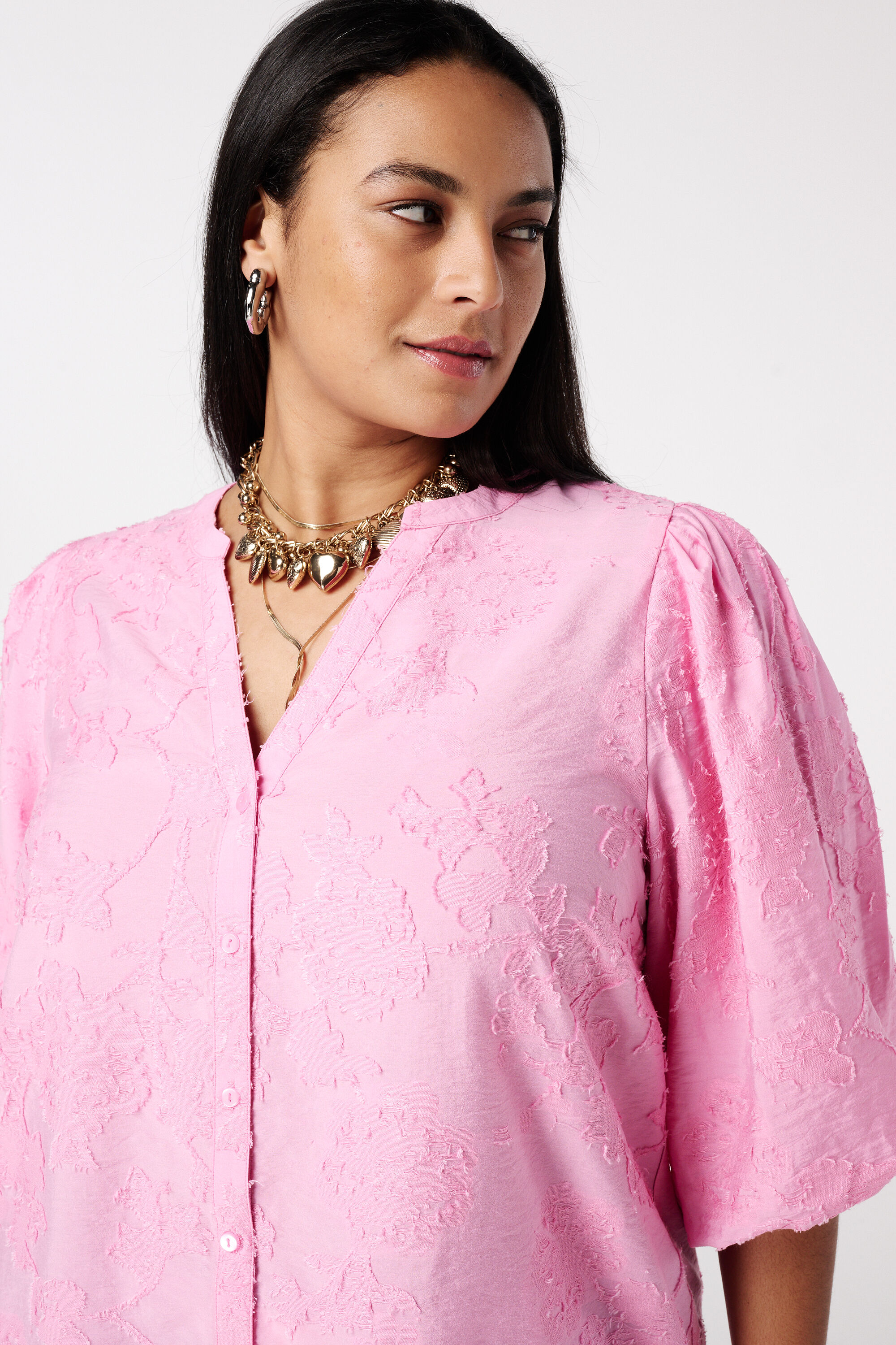 Blusa bordada con mangas abullonadas image number 4