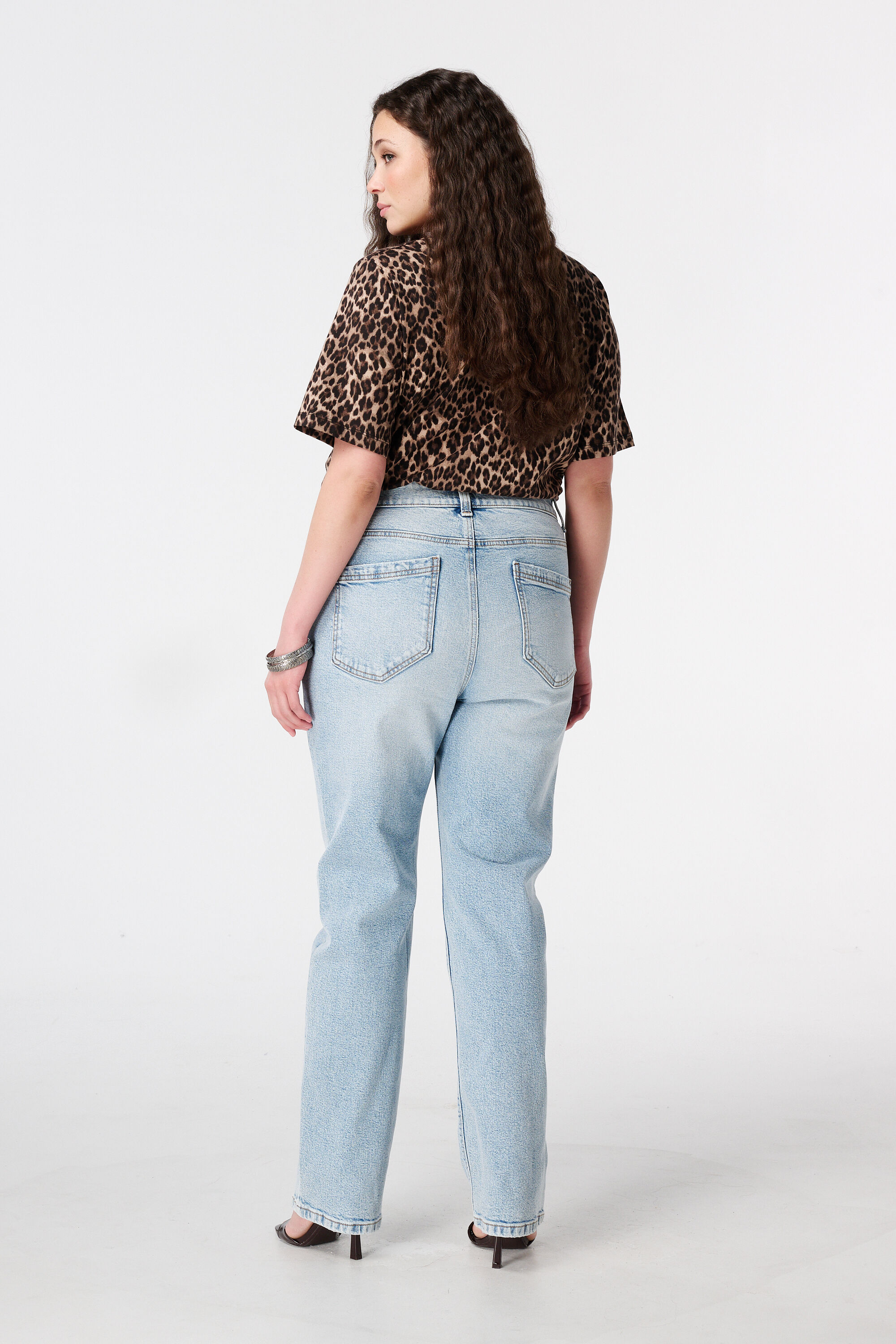 Vaquero straight leg de talle medio image number 3