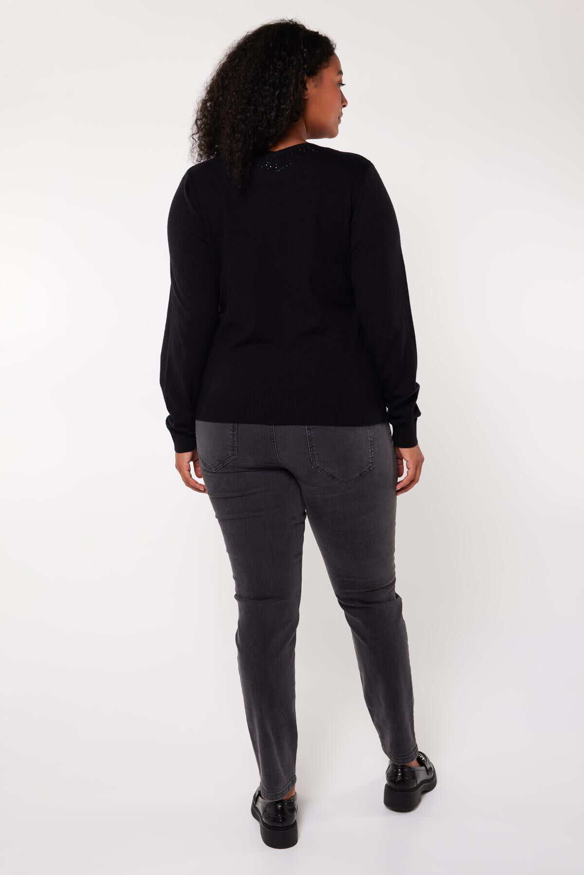 Su&eacute;ter con cuello en V y adornos image number 3