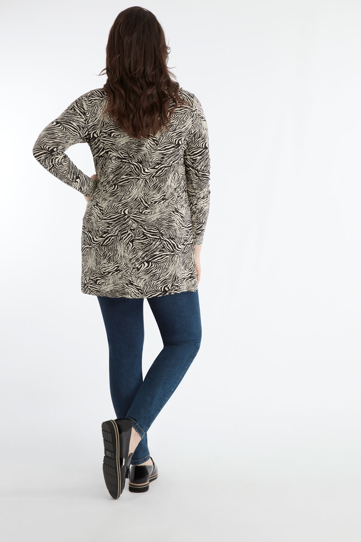 Top de cuello de pico con estampado de cebra image number 4