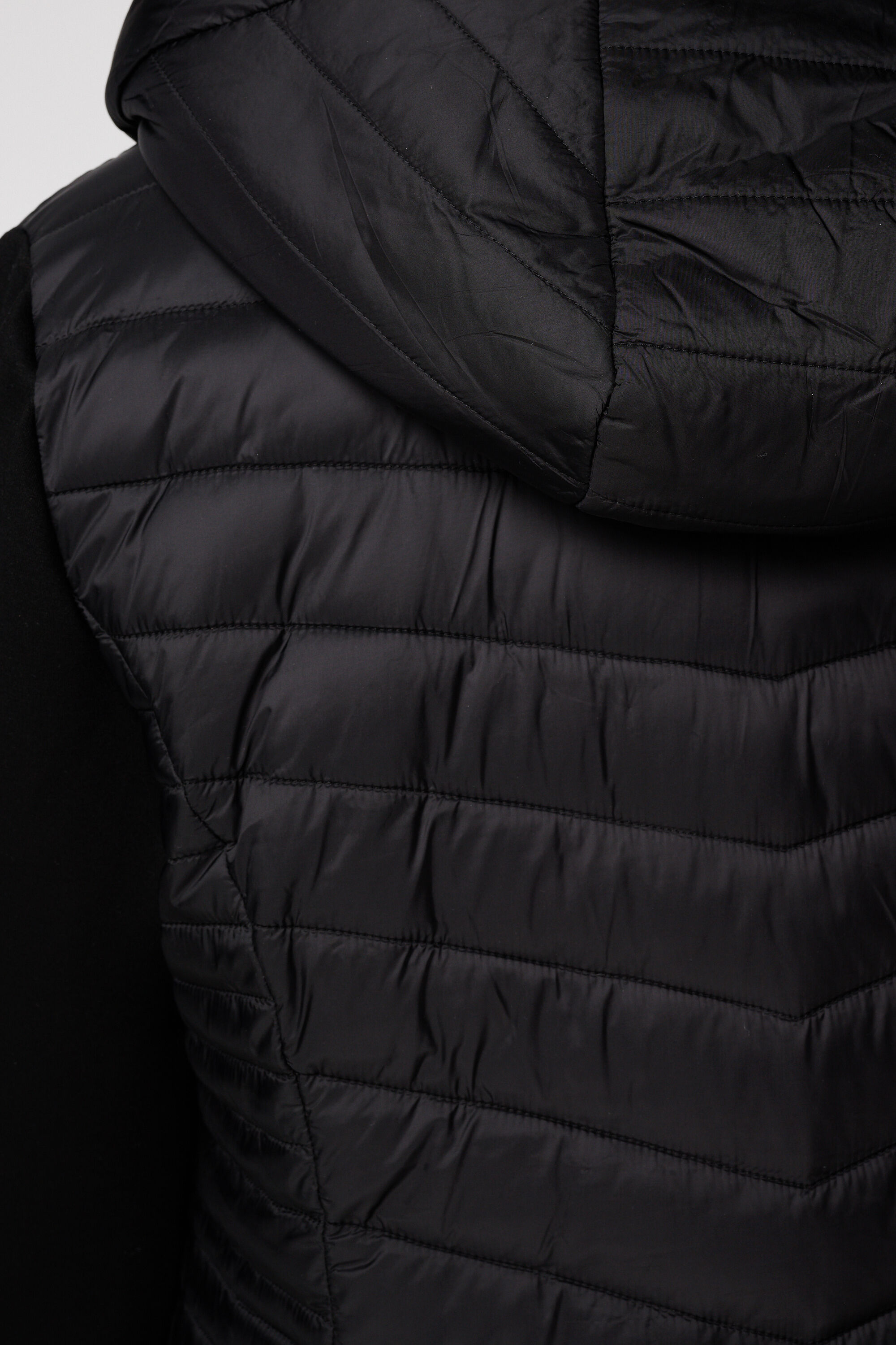 Chaqueta acolchada con mangas de tela image number 6