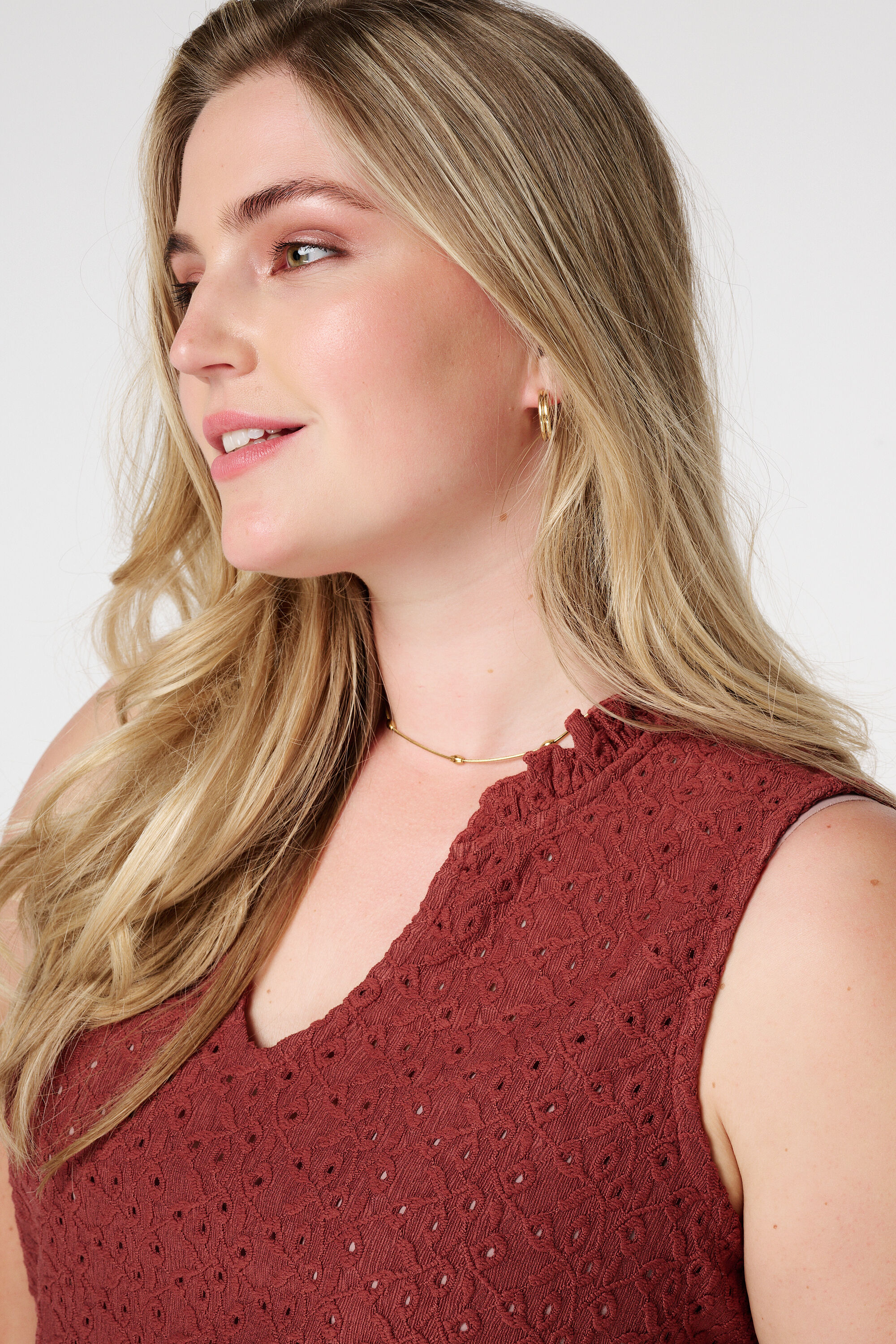 Top bordado sin mangas image number 4