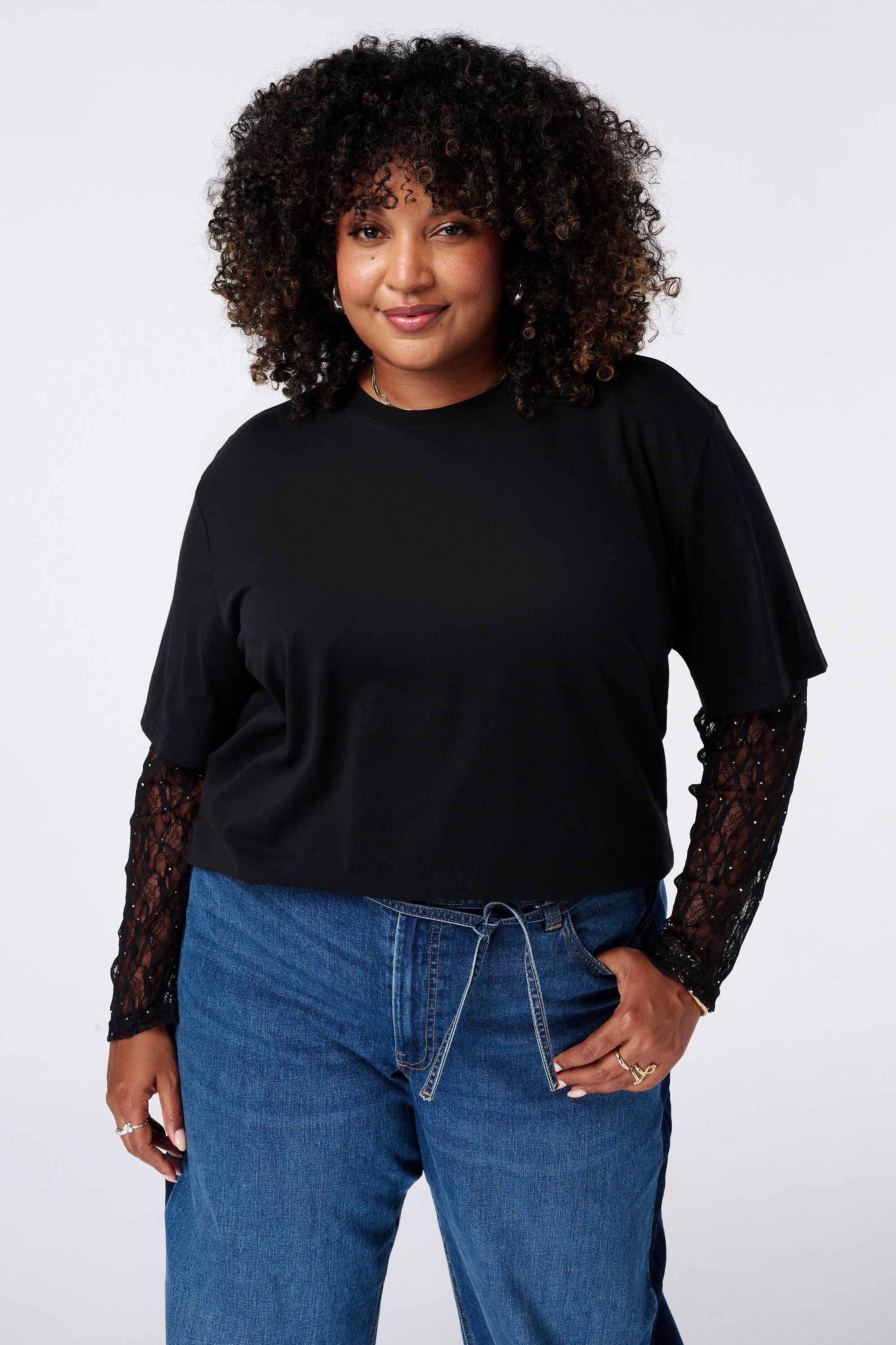 Camiseta con mangas de encaje