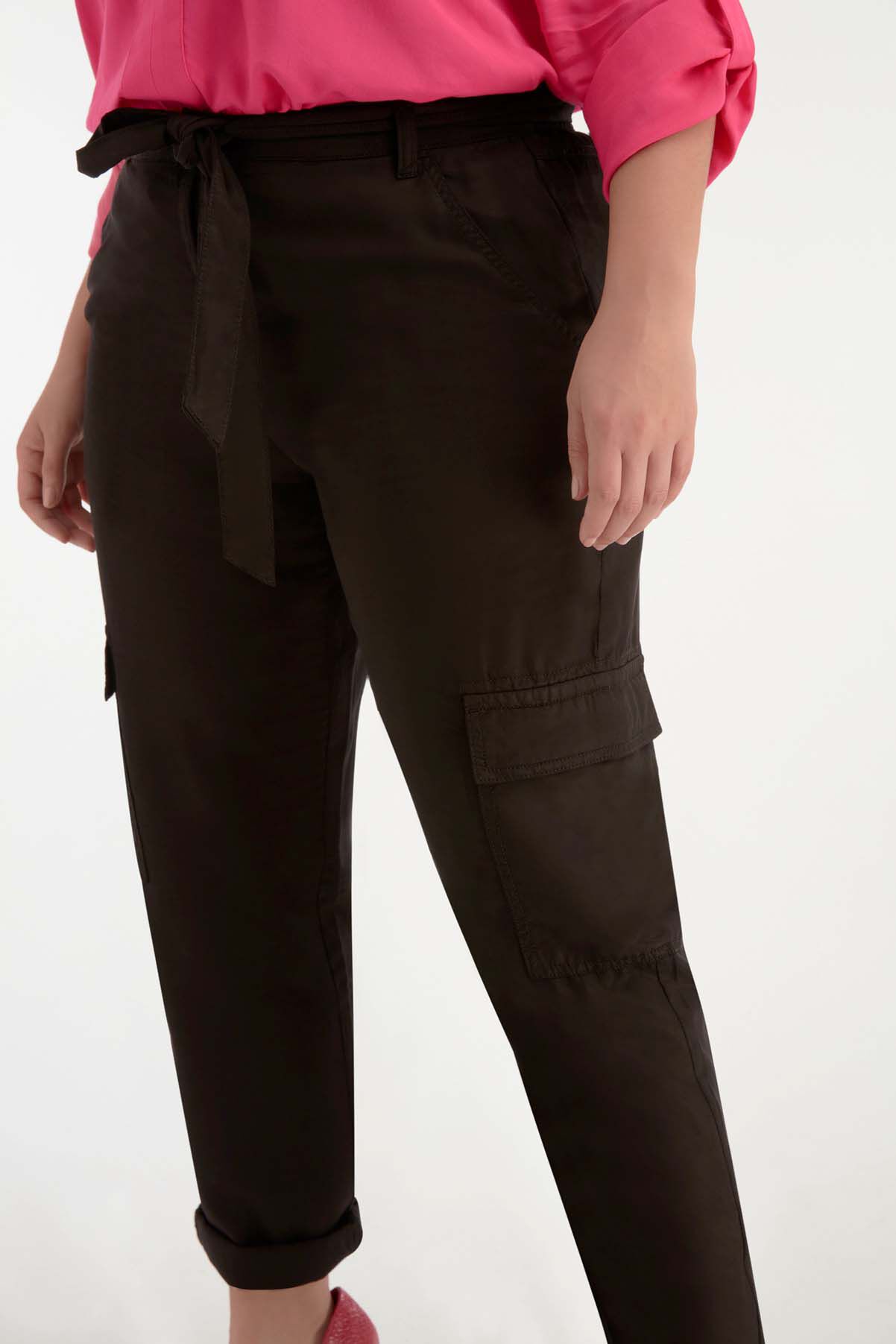 Pantalones tipo cargo image number 4