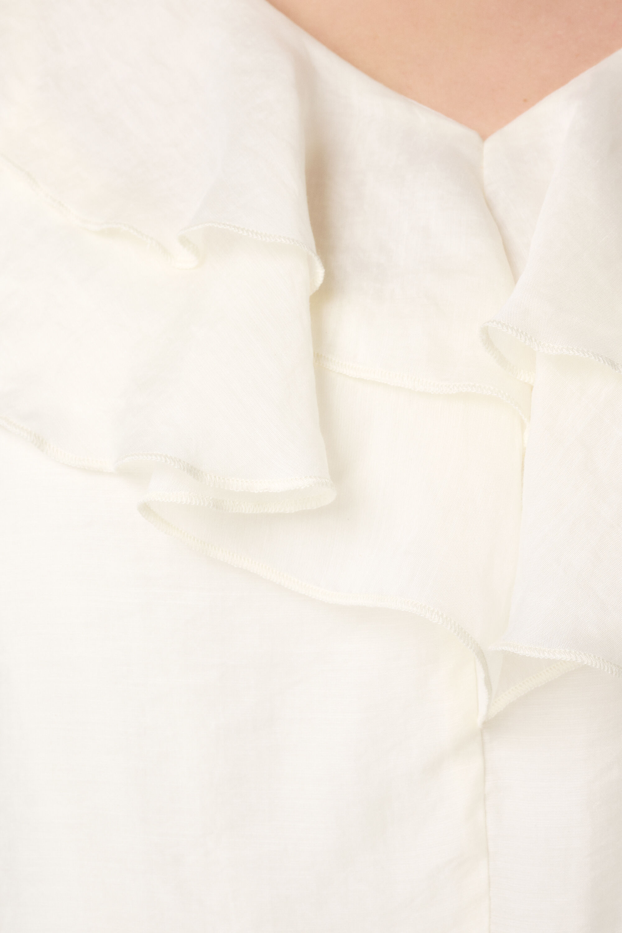 Blusa con volantes y mangas abullonadas image number 5