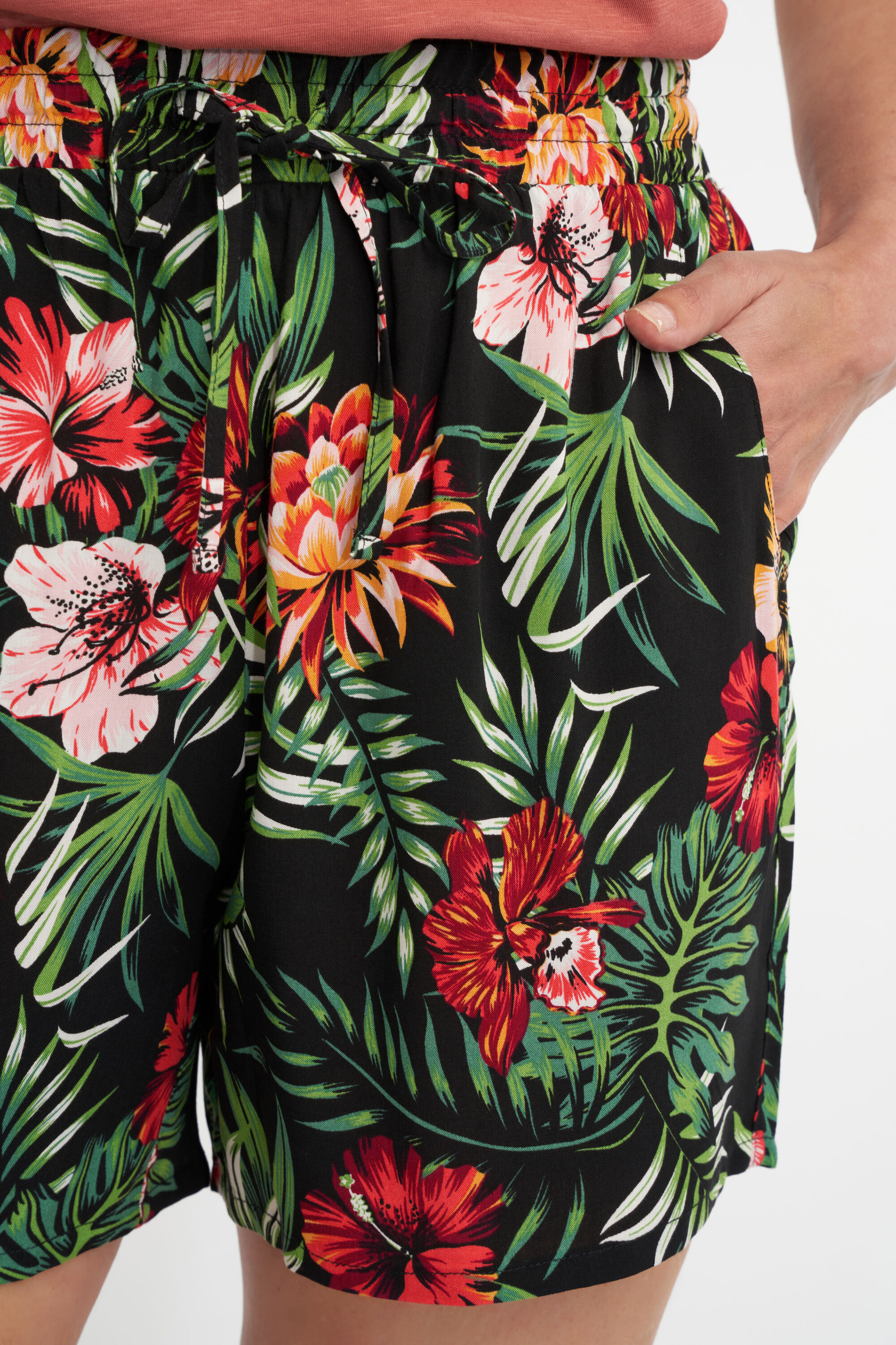 Shorts con cintur&oacute;n de tela image number 4