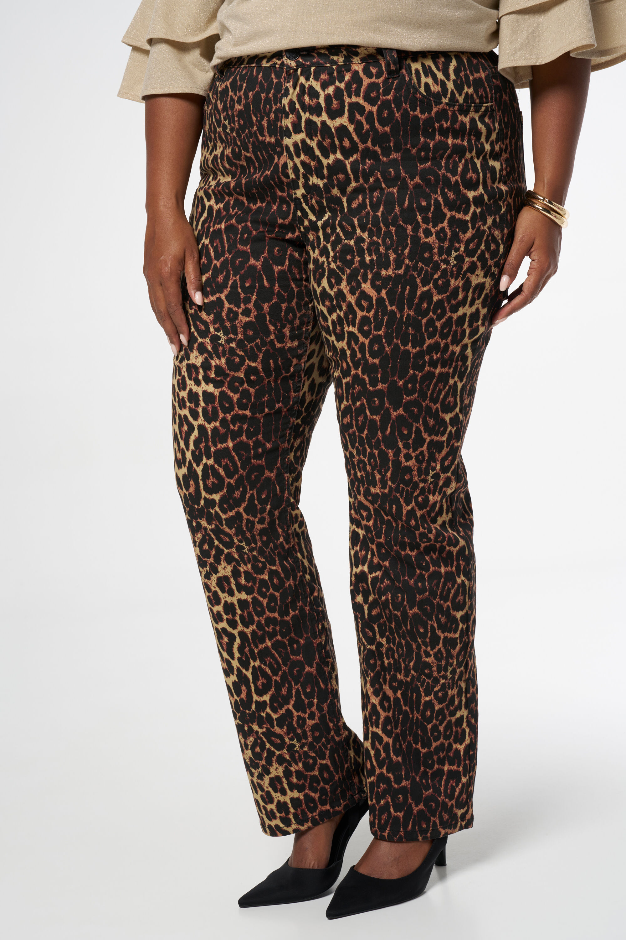 Vaqueros con estampado de pantera image number 5