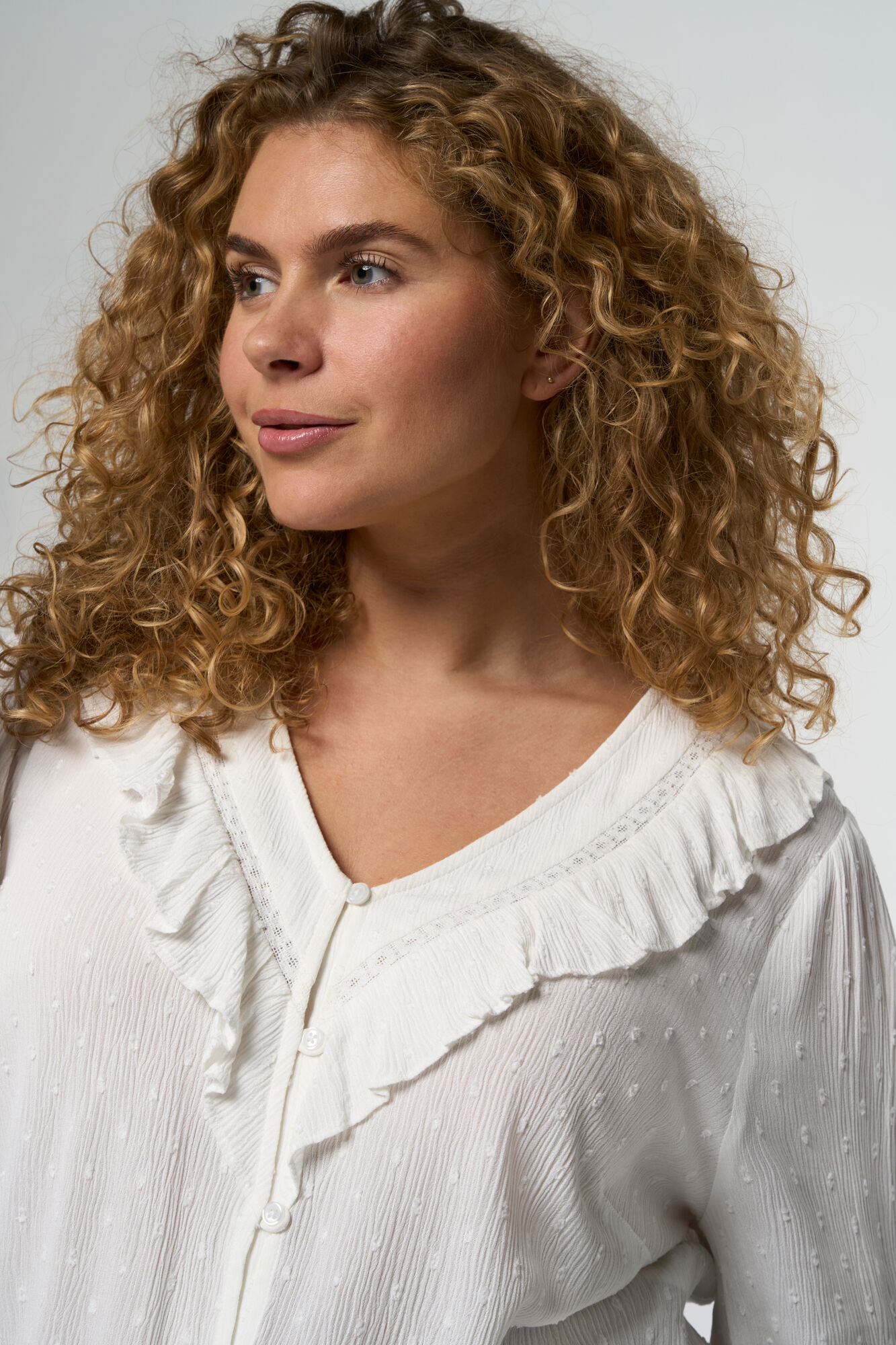 Blusa con estructura y detalles. image number 4