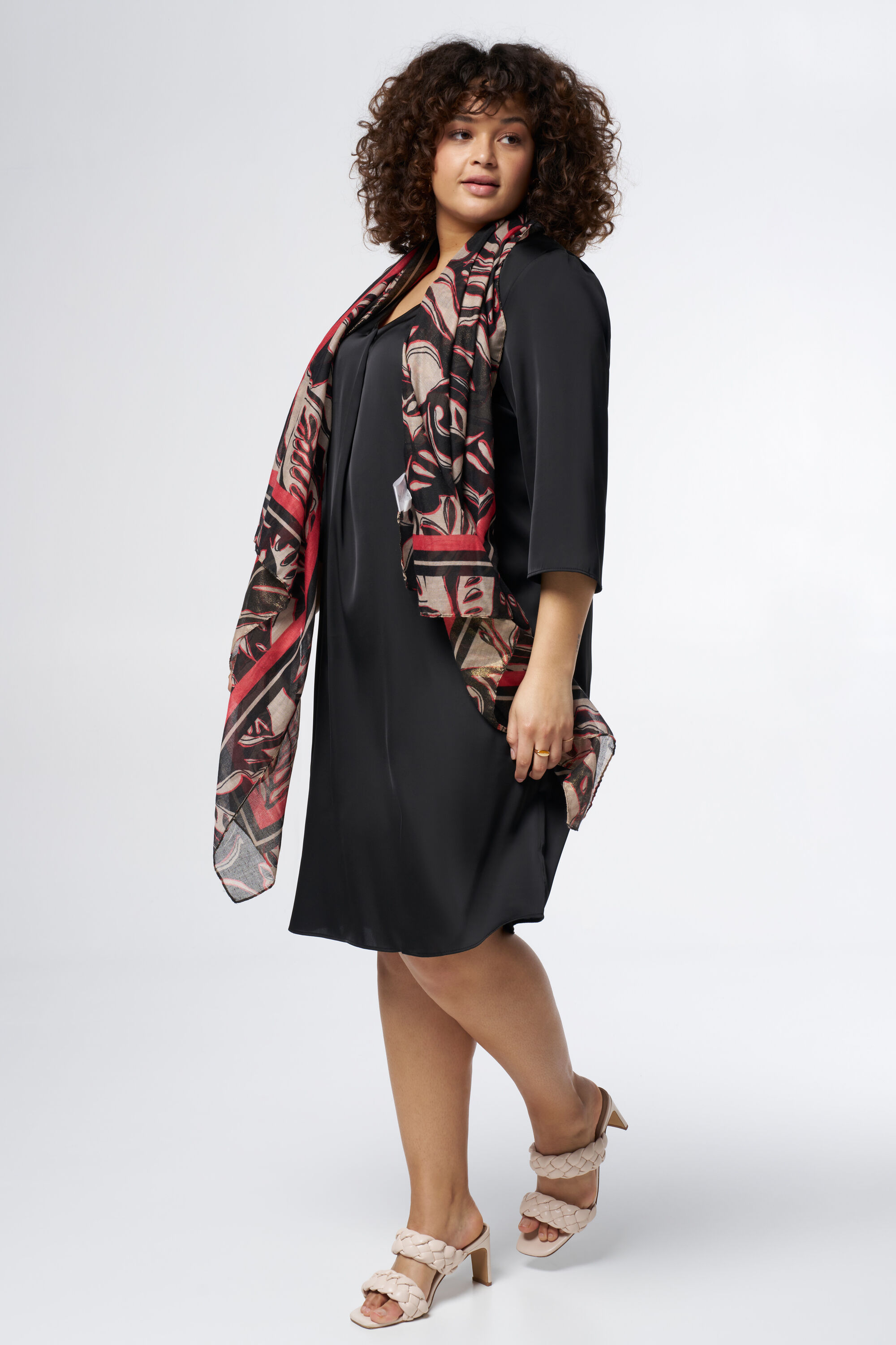 Vestido de sat&eacute;n de corte recto image number 6