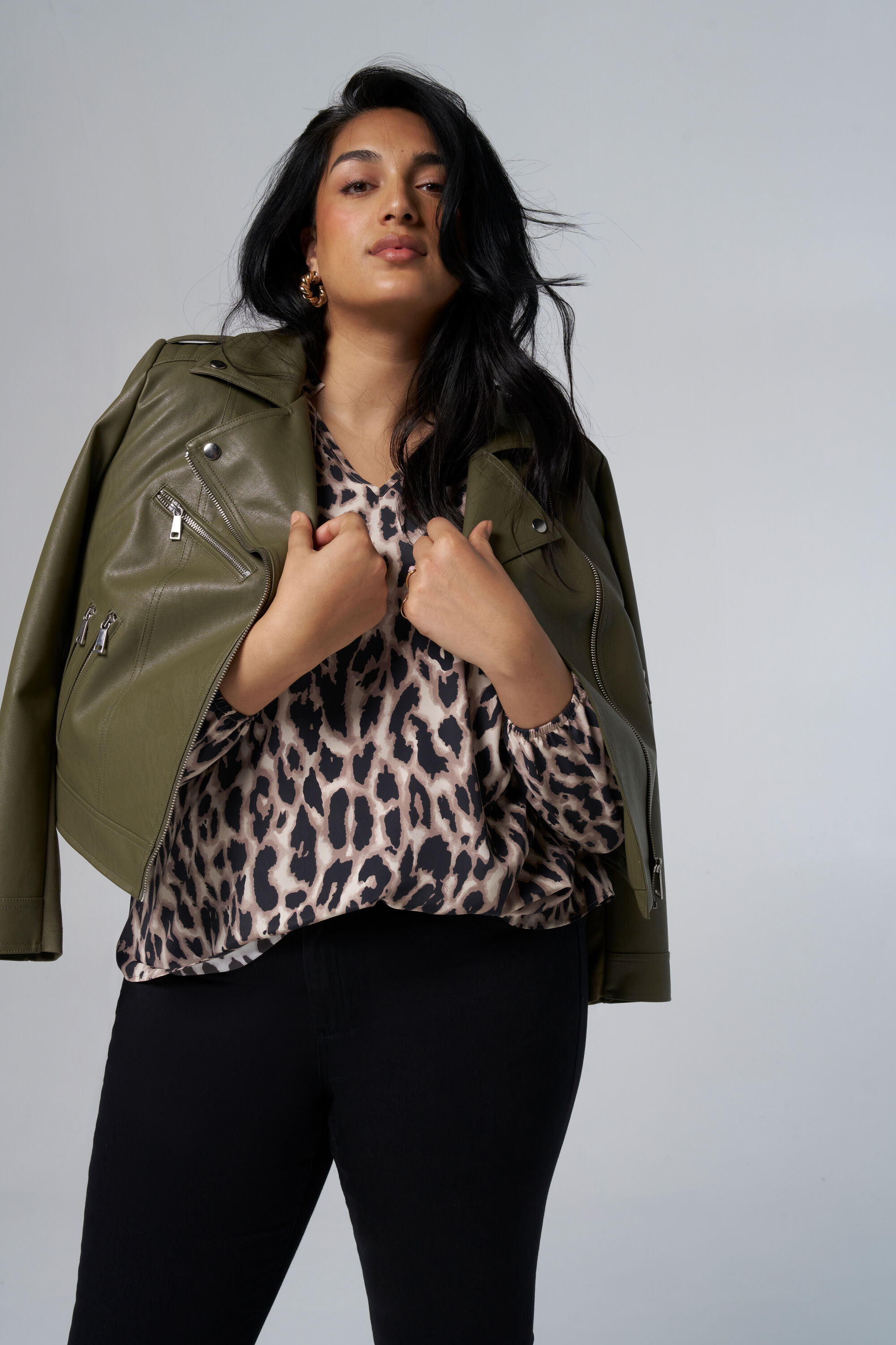 Chaqueta tipo cuero con detalles plateados image number 6