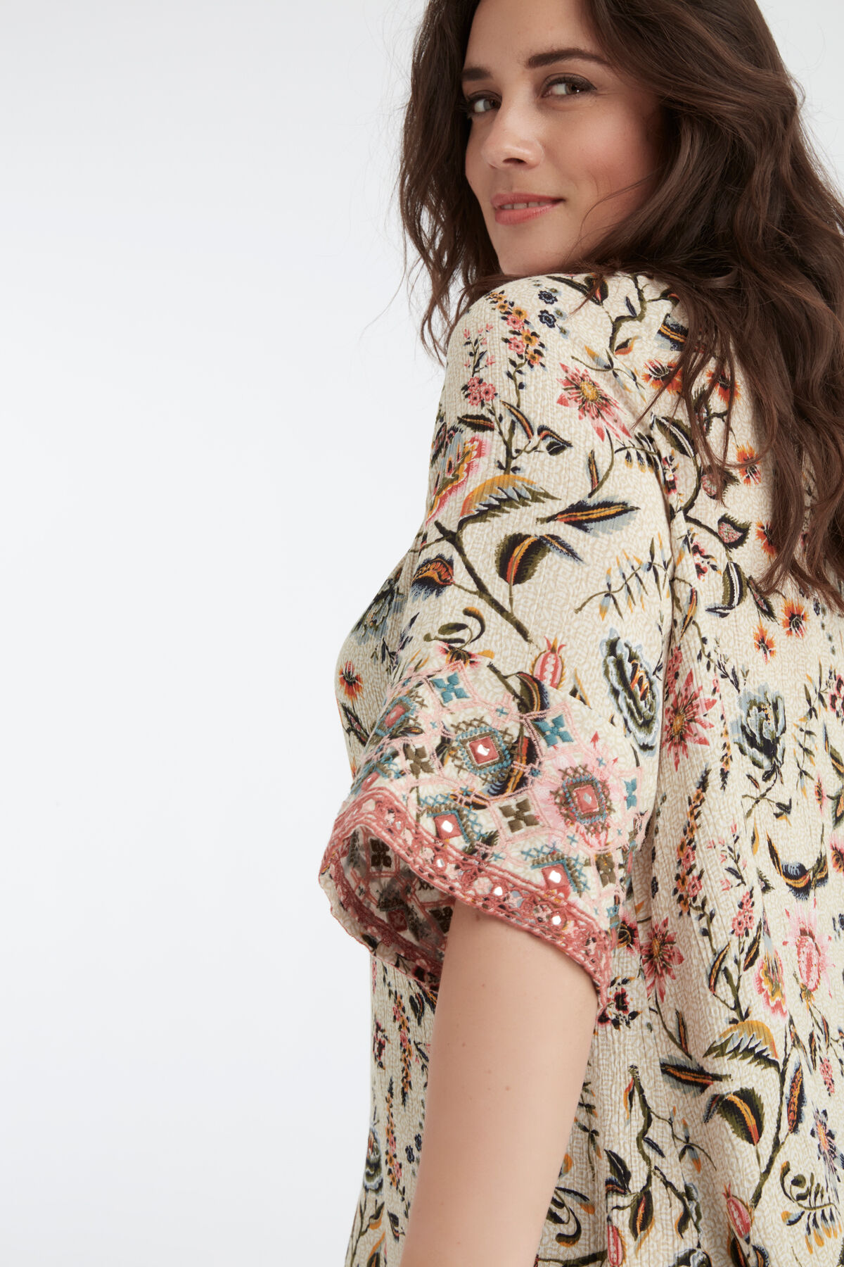Blusa con estampado de estilo bohemio image number 3