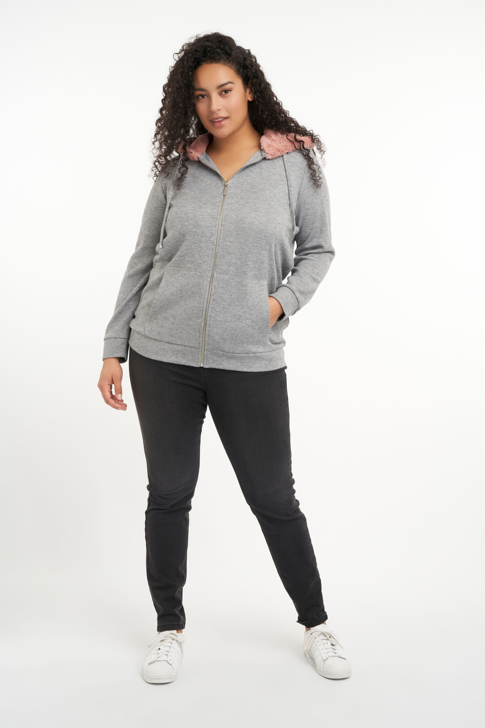 C&aacute;rdigan con capucha image number 6