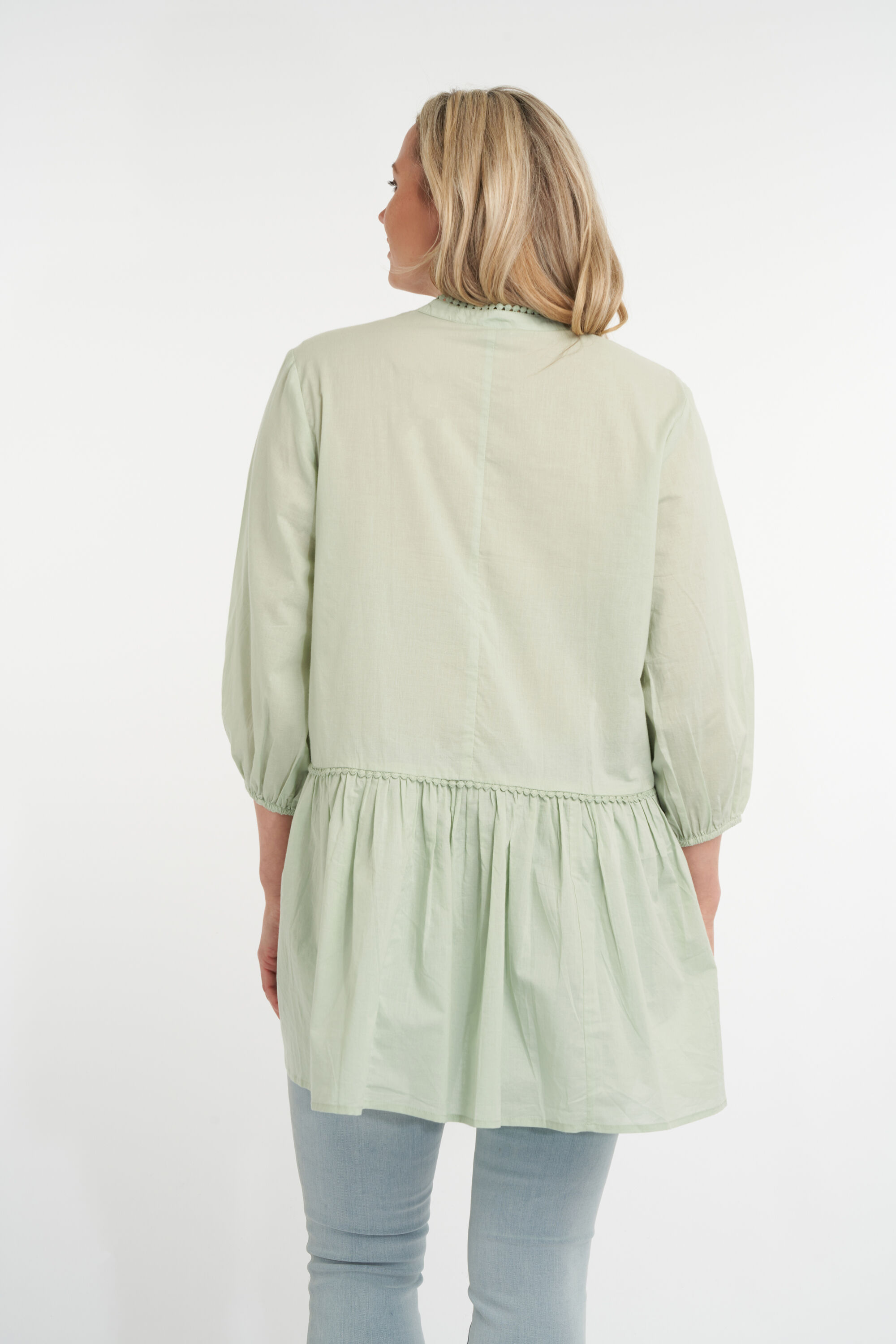 Blusa con volantes image number 3