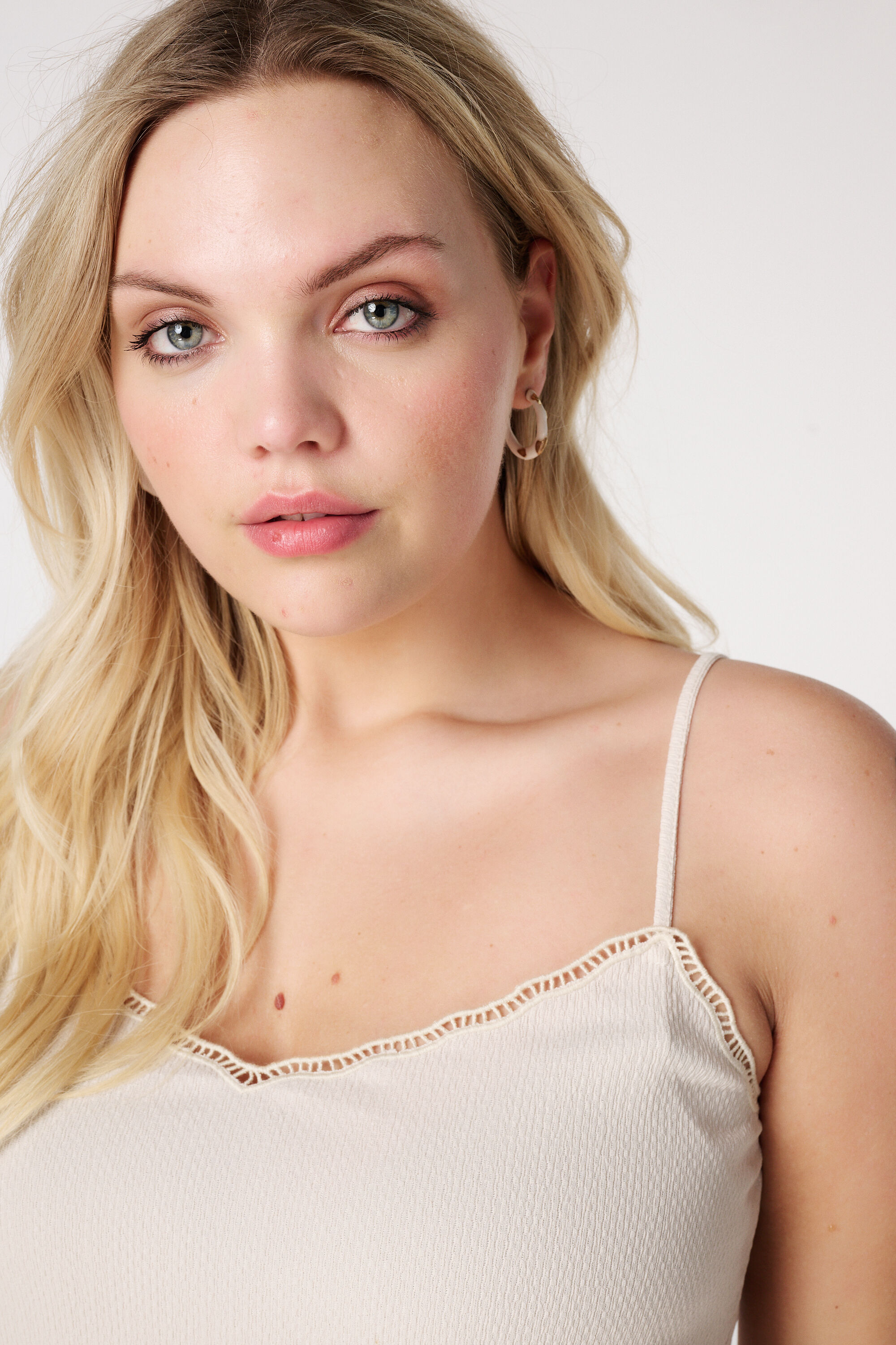 Top sin mangas con textura image number 4