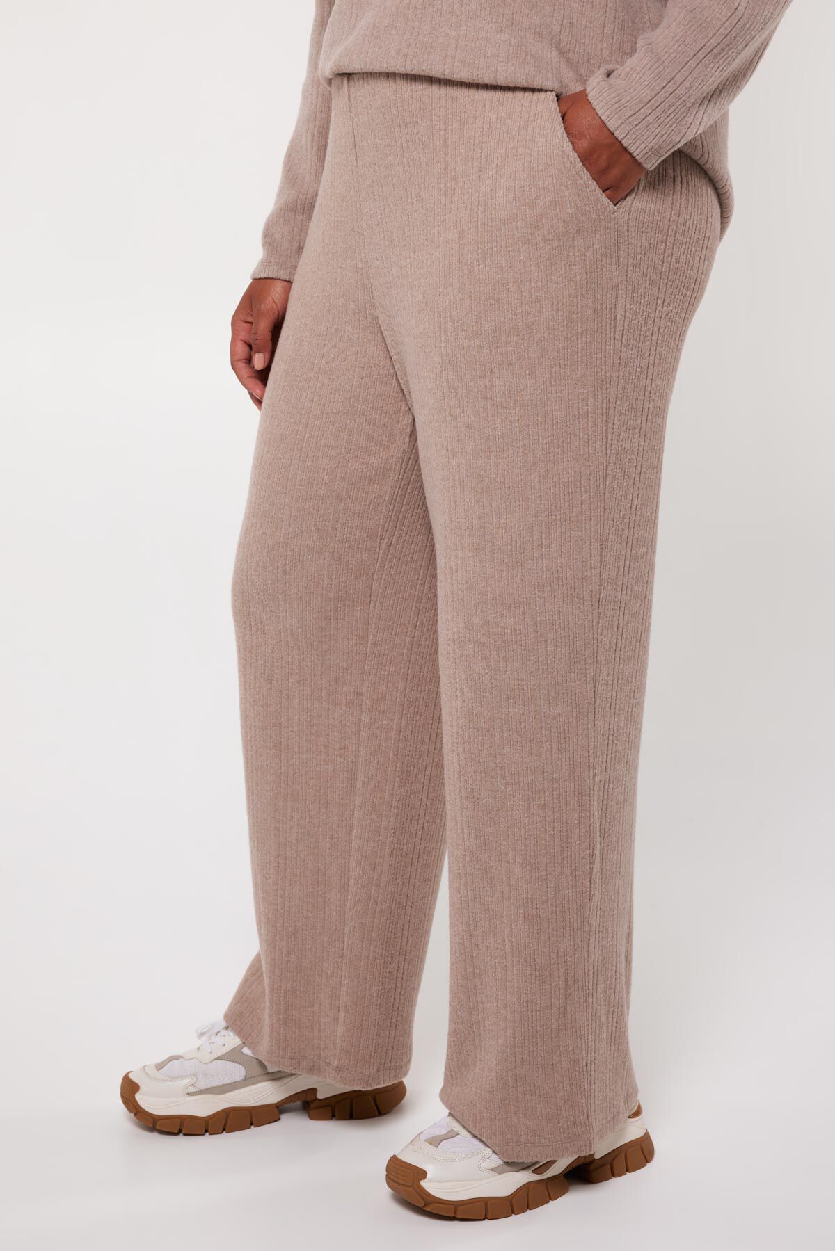 Pantalones suaves de pernera ancha image number 5